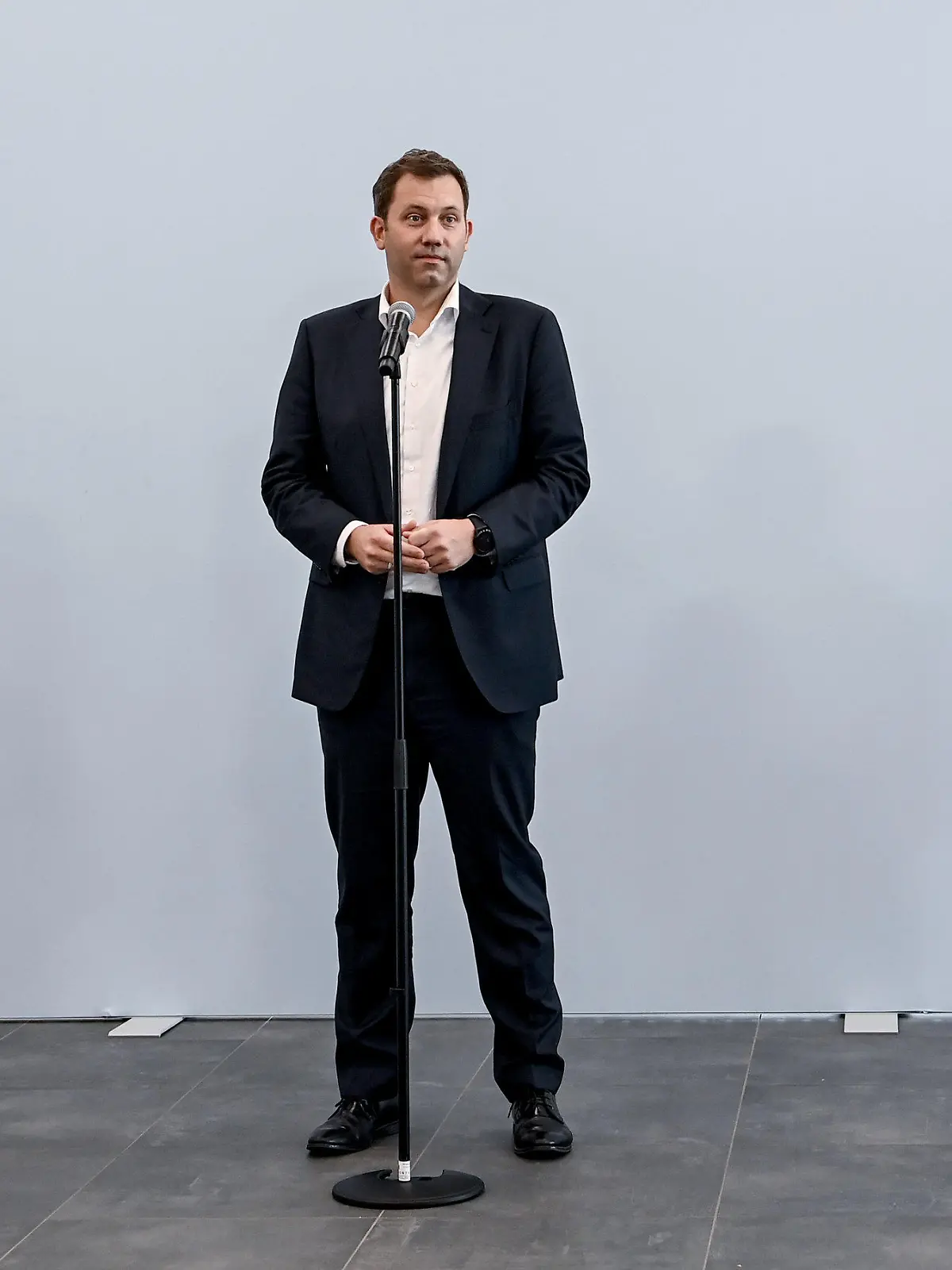 ARCHIV - 21.10.2021, Berlin: Lars Klingbeil (M), SPD-Generalsekretär, gibt zusammen mit Michael Kellner (l), Bundesgeschäftsführer von Bündnis 90/Die Grünen, und Volker Wissing, FDP-Generalsekretär, ein Pressestatement im Tagungsort für die Koalitionsverhandlungen. Knapp drei Wochen nach Beginn der Verhandlungen über eine Ampel-Koalition legen die von SPD, Grünen und FDP eingesetzten Arbeitsgruppen erste Ergebnisse vor. (zu dpa: «Ampel-Verhandlungen: Arbeitsgruppen legen erste Ergebnisse vor») Foto: Britta Pedersen/dpa-Zentralbild/dpa +++ dpa-Bildfunk +++