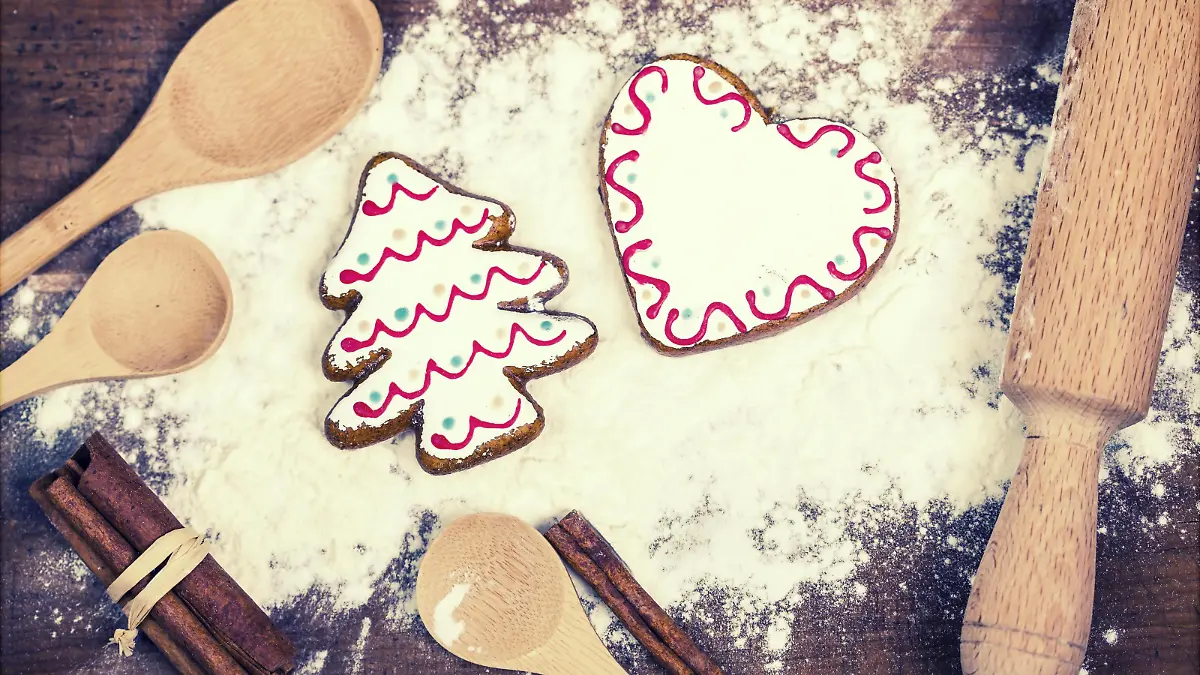  Gingerbread cookies, spices and flour over wooden cutting board PUBLICATIONxINxGERxSUIxAUTxONLY Copyright: xerika8213x Panthermedia19604591