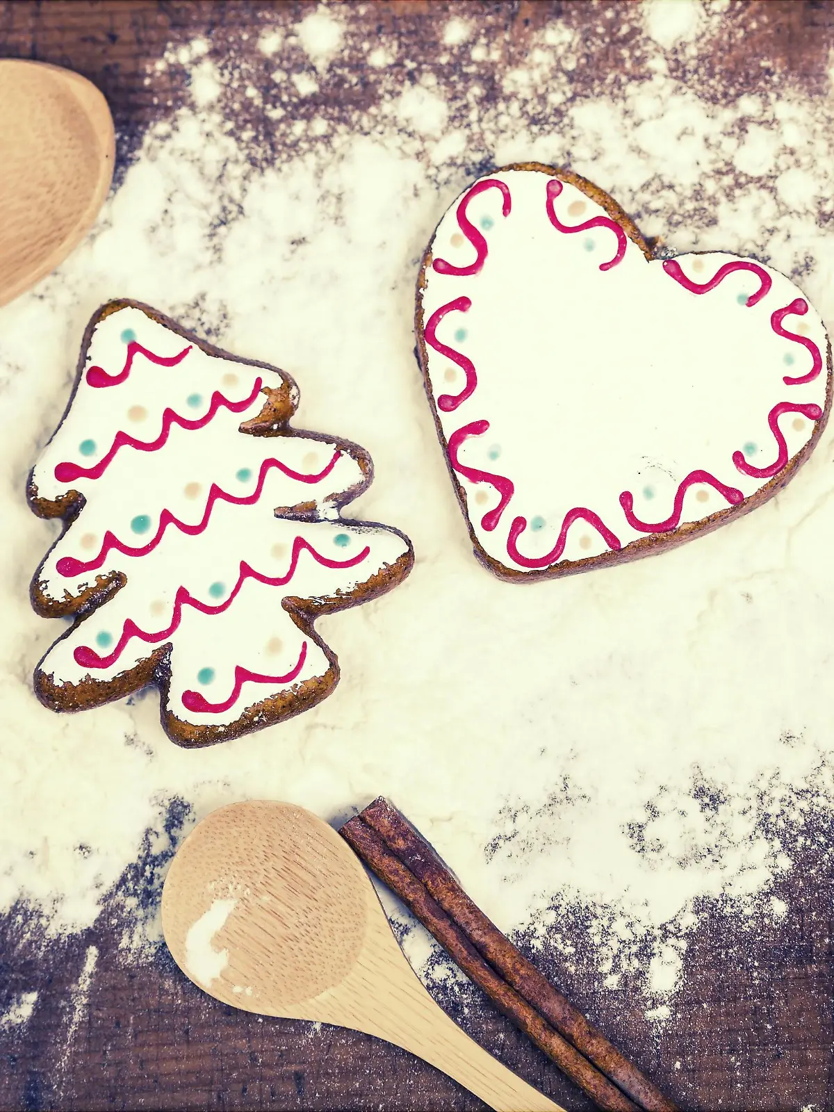  Gingerbread cookies, spices and flour over wooden cutting board PUBLICATIONxINxGERxSUIxAUTxONLY Copyright: xerika8213x Panthermedia19604591