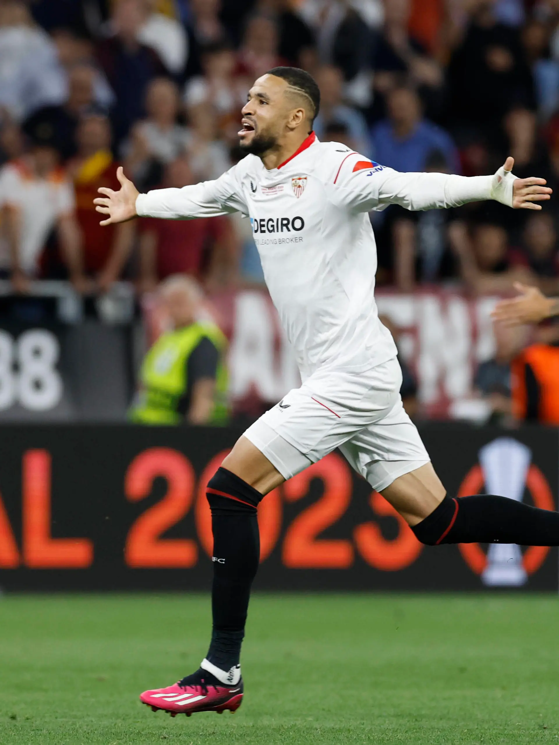 Sevilla s striker Youssef En-Nesyri celebrates the victory at the end of the UEFA Europa League final soccer match between Sevilla FC and AS Roma at Ferenc Puskas stadium in Budapest, Hungary, 31 May 2023. Sevilla FC vs. AS Roma ACHTUNG: NUR REDAKTIONELLE NUTZUNG PUBLICATIONxINxGERxSUIxAUTxONLY Copyright: xJulioxMunozx GRAF1121 20230531-c45f6207e282d7b3a5e9846b286f2695372e4c0b