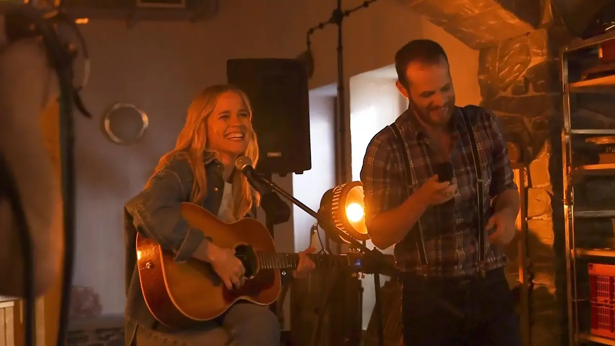 Ilse DeLange spielt ein Kellerkonzert in der Schillerallee Für den RTL-Sepndenmarathon bei "Unter  uns"