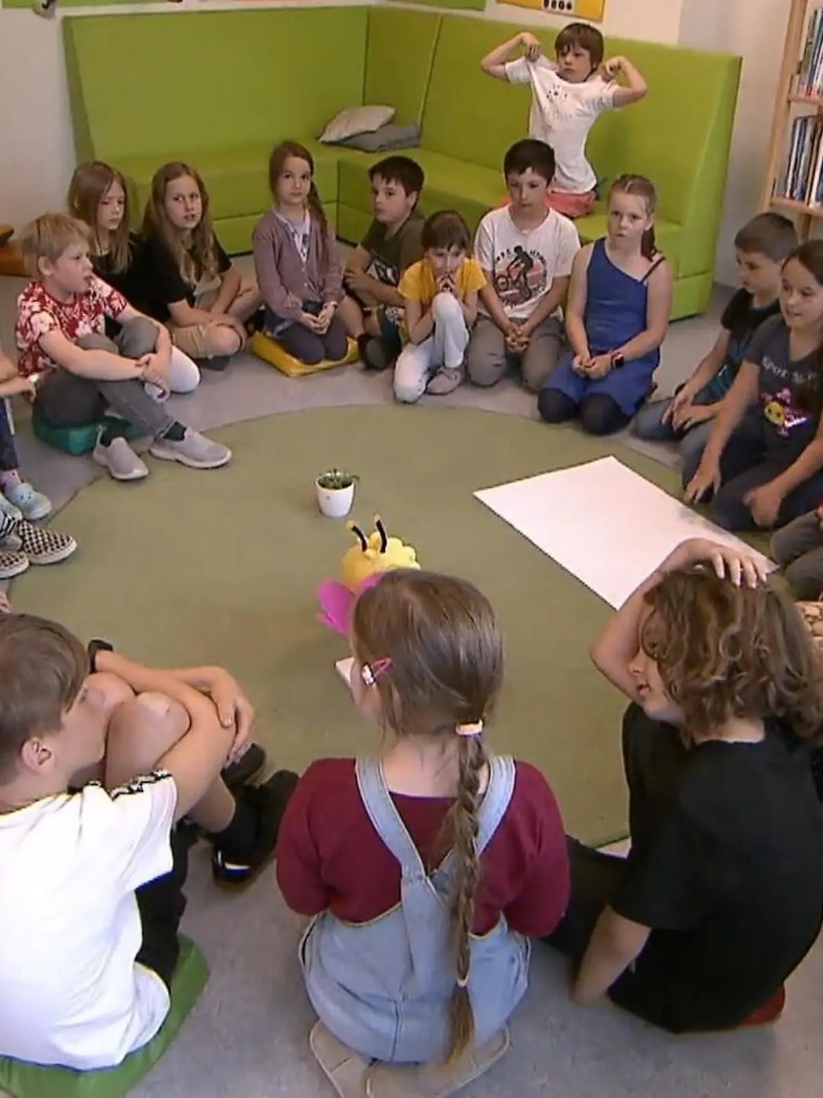 Reisen unabhängig von den Schulferien der Kinder, das klingt doch toll oder? An der Universitätsschule in Dresden ist genau das, dank eines Pilotprojektes, möglich. Eltern können dort einen Teil der Ferien selbst bestimmen. Außerdem lernen die Schüler in Projekten und Workshops statt im Frontalunterricht. Was sonst noch anders ist und was die Schüler selbst von dem Pilotprojekt halten, erfahren Sie im Video.
