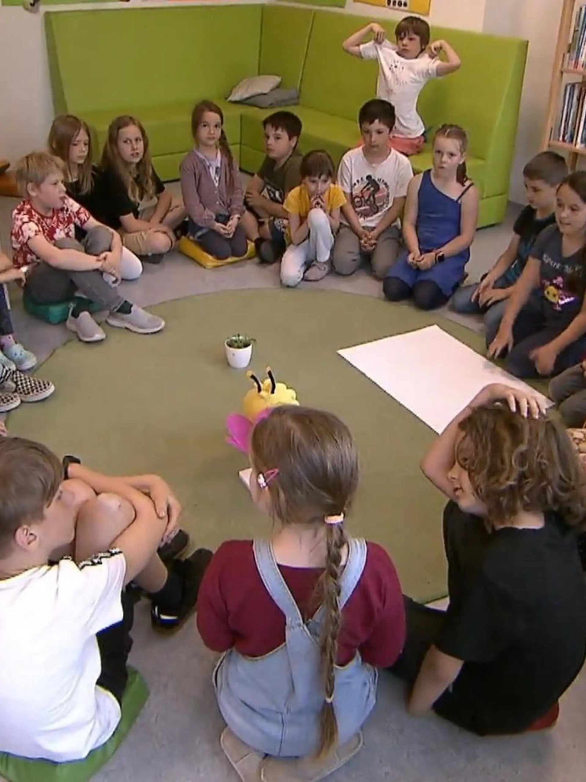 Reisen unabhängig von den Schulferien der Kinder, das klingt doch toll oder? An der Universitätsschule in Dresden ist genau das, dank eines Pilotprojektes, möglich. Eltern können dort einen Teil der Ferien selbst bestimmen. Außerdem lernen die Schüler in Projekten und Workshops statt im Frontalunterricht. Was sonst noch anders ist und was die Schüler selbst von dem Pilotprojekt halten, erfahren Sie im Video.