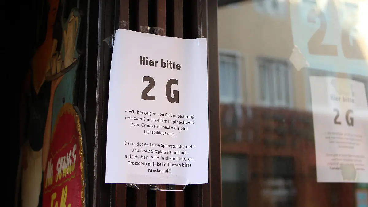 Am Eingang eines Clubs auf St. Pauli wird darauf hingewiesen, dass nur Geimpfte und Genesene Zutritt zu der Lokalität erhalten. Der Gastronomie-Betrieb bedient sich des sogenannten 2G-Optionsmodells der Stadt Hamburg, das es Veranstaltern und Gastronomen ermöglicht, mehr Gästen Einlass zu gewähren. Negativ-Getestete haben dabei keinen Zutritt mehr. St. Pauli Hamburg *** At the entrance of a club on St Pauli it is pointed out that only vaccinated and recovered people are allowed to enter the location The gastronomy business uses the so-called 2G option model of the city of Hamburg, which allows organizers and restaurateurs to grant admission to more guests Negatively tested people are no longer allowed to enter St Pauli Hamburg