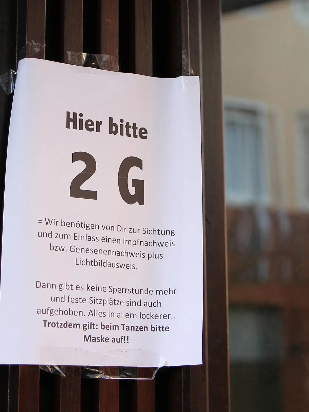  Am Eingang eines Clubs auf St. Pauli wird darauf hingewiesen, dass nur Geimpfte und Genesene Zutritt zu der Lokalität erhalten. Der Gastronomie-Betrieb bedient sich des sogenannten 2G-Optionsmodells der Stadt Hamburg, das es Veranstaltern und Gastronomen ermöglicht, mehr Gästen Einlass zu gewähren. Negativ-Getestete haben dabei keinen Zutritt mehr. St. Pauli Hamburg *** At the entrance of a club on St Pauli it is pointed out that only vaccinated and recovered people are allowed to enter the location The gastronomy business uses the so-called 2G option model of the city of Hamburg, which allows organizers and restaurateurs to grant admission to more guests Negatively tested people are no longer allowed to enter St Pauli Hamburg