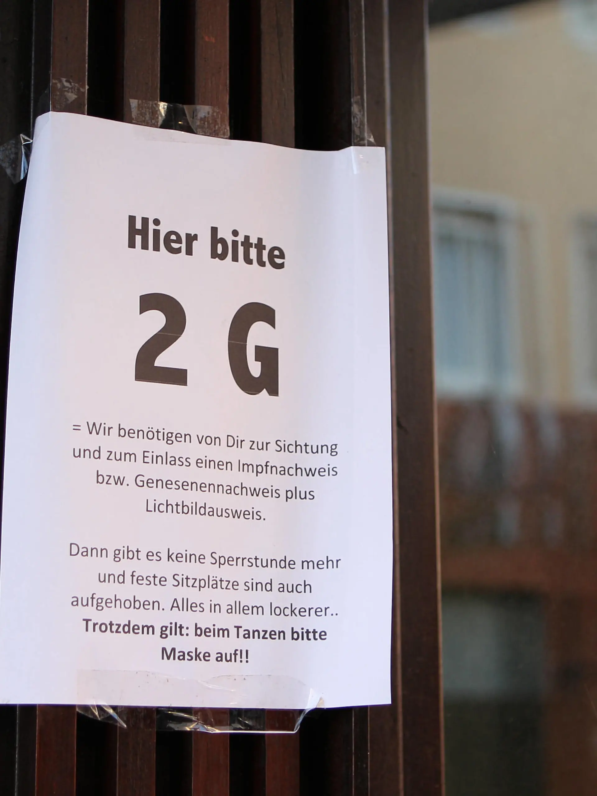  Am Eingang eines Clubs auf St. Pauli wird darauf hingewiesen, dass nur Geimpfte und Genesene Zutritt zu der Lokalität erhalten. Der Gastronomie-Betrieb bedient sich des sogenannten 2G-Optionsmodells der Stadt Hamburg, das es Veranstaltern und Gastronomen ermöglicht, mehr Gästen Einlass zu gewähren. Negativ-Getestete haben dabei keinen Zutritt mehr. St. Pauli Hamburg *** At the entrance of a club on St Pauli it is pointed out that only vaccinated and recovered people are allowed to enter the location The gastronomy business uses the so-called 2G option model of the city of Hamburg, which allows organizers and restaurateurs to grant admission to more guests Negatively tested people are no longer allowed to enter St Pauli Hamburg