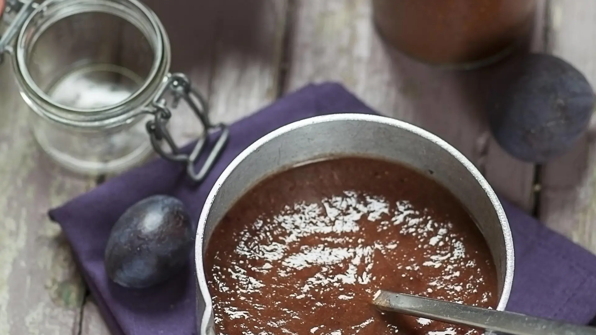 Casserolle of plum fig jam PUBLICATIONxINxGERxSUIxAUTxHUNxONLY SBDF001298