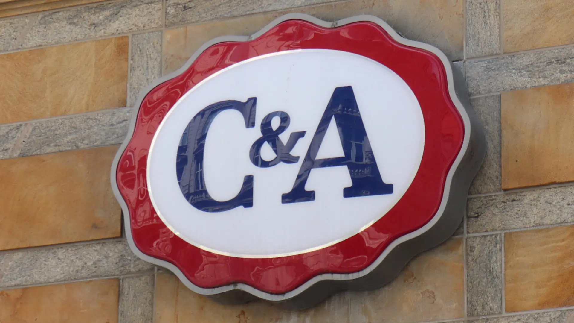 München, Deutschland 29. Oktober 2021: München, Fussgängerzone, Symbolbilder Firmen und Unternehmen, hier der Schritzug, Logo C&A