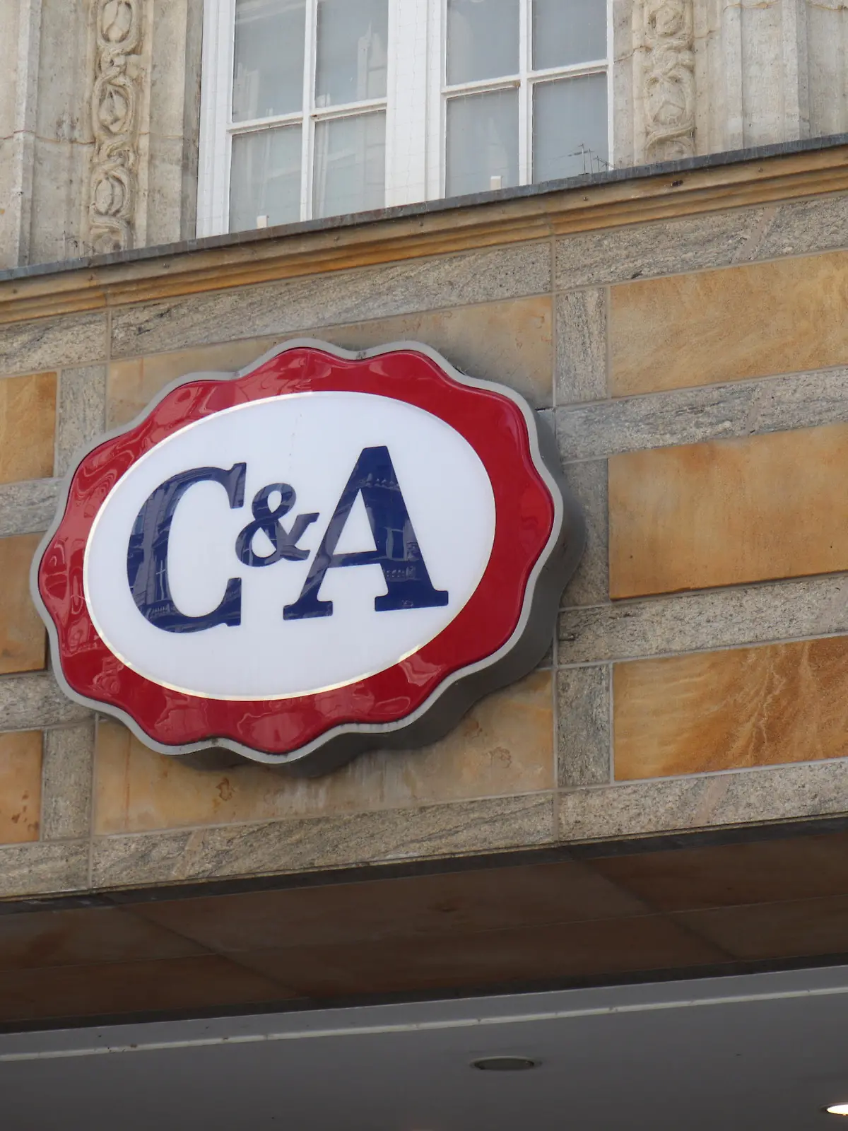 München, Deutschland 29. Oktober 2021: München, Fussgängerzone, Symbolbilder Firmen und Unternehmen, hier der Schritzug, Logo C&A