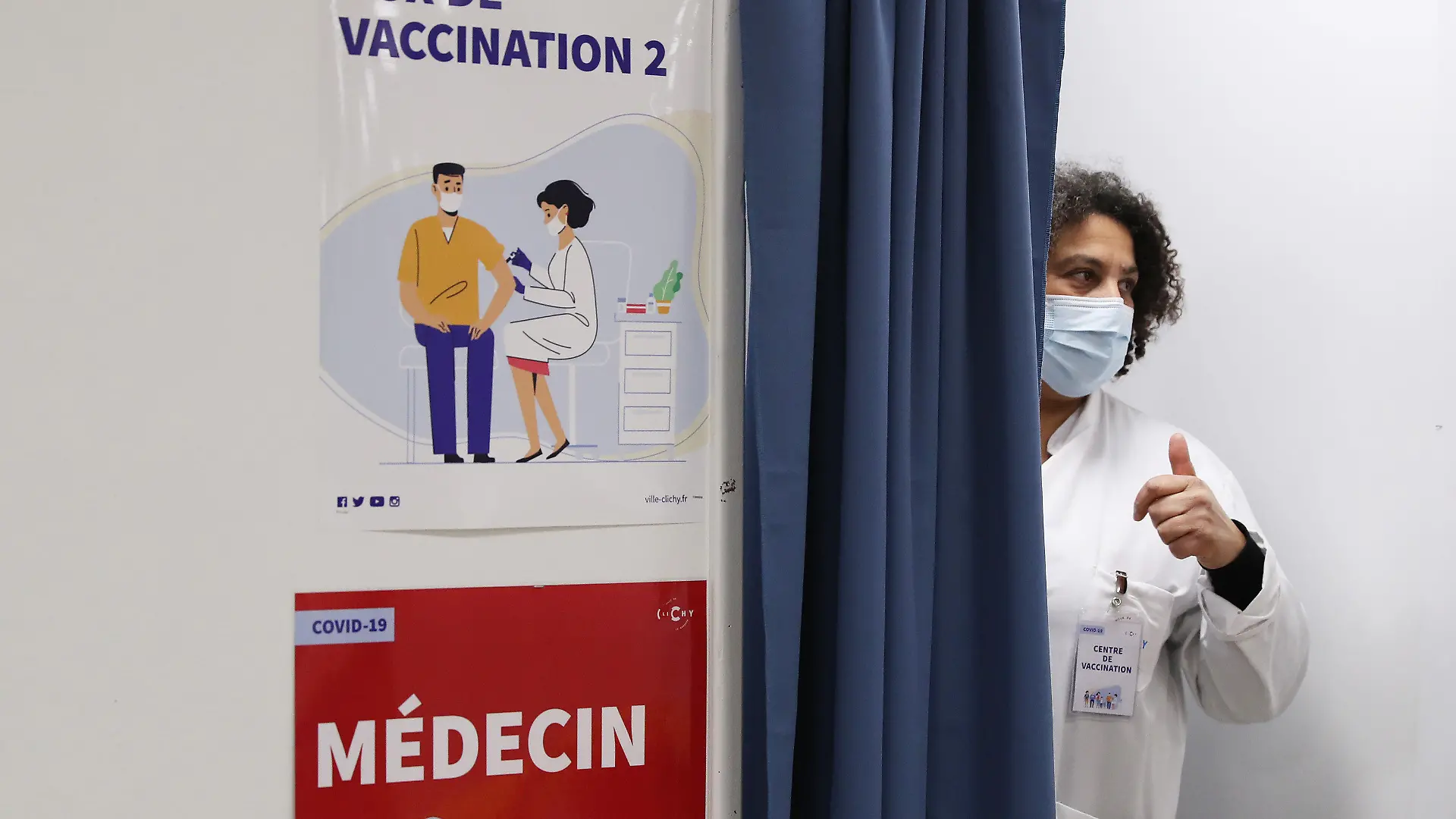 18.01.2021, Frankreich, Clichy: Eine medizinische Mitarbeiterin eines temporären Impfzentrums steht am Tag der Eröffnung in einer Impfkabine. In Frankreich begann am 18.01.2021 die Impfung von Menschen, die 75 Jahre und älter sind. Bisher wurde vor allem Bewohner von Altenheimen und medizinisches Personal geimpft. Foto: Gao Jing/XinHua/dpa +++ dpa-Bildfunk +++
