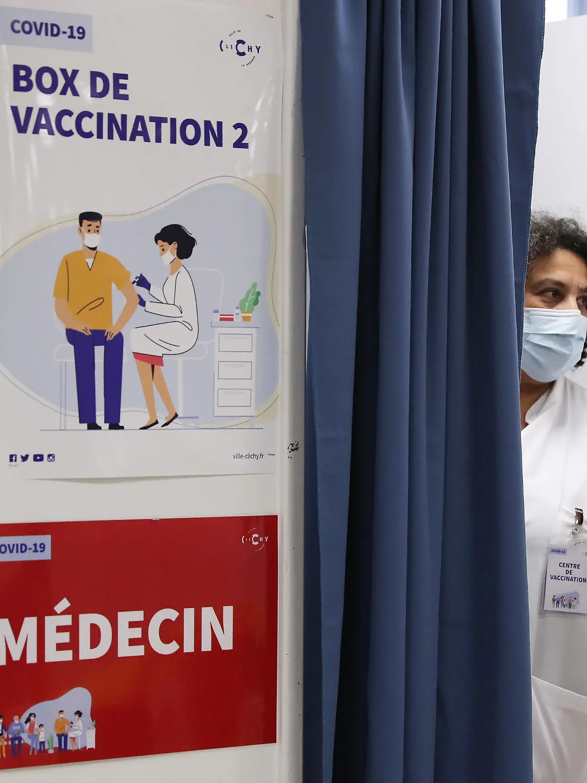 18.01.2021, Frankreich, Clichy: Eine medizinische Mitarbeiterin eines temporären Impfzentrums steht am Tag der Eröffnung in einer Impfkabine. In Frankreich begann am 18.01.2021 die Impfung von Menschen, die 75 Jahre und älter sind. Bisher wurde vor allem Bewohner von Altenheimen und medizinisches Personal geimpft. Foto: Gao Jing/XinHua/dpa +++ dpa-Bildfunk +++
