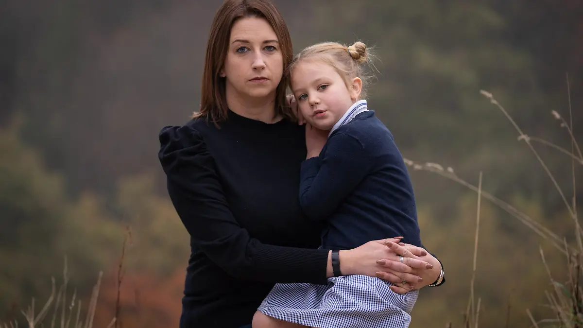 SONDERKONDITIONEN: Satzpreis!
Schockdiagnose: Die fünfjährige Lily Fletcher aus Sheffield ist laut ihres Schularztes übergewichtig  --   Jemma Fletcher and daughter Lily Fletcher, 5, of Sheffield, who has recieved a letter from the NHS claiming she is overweight. See SWNS story SWLEletter; A mum-of-two has hit out after she was shocked to receive a letter from health officials that labelled her five-year-old daughter overweight. Jemma Fletcher, 37, received the letter from Sheffield Children?s Hospital NHS Foundation Trust after her little girl Lily was weighed at school by visiting nurses. The letter was sent by the NHS after recent tests on Lily?s height and weight stats showed that she was above the recommended weight for her age. But Jemma was disgusted and slammed the letter, saying it could fuel mental health issues such as anxiety and stress in youngsters and parents. She said: ?I was absolutely disgusted and shocked to read Lily was classes as overweight. It?s just upsetting and shocking. / action press