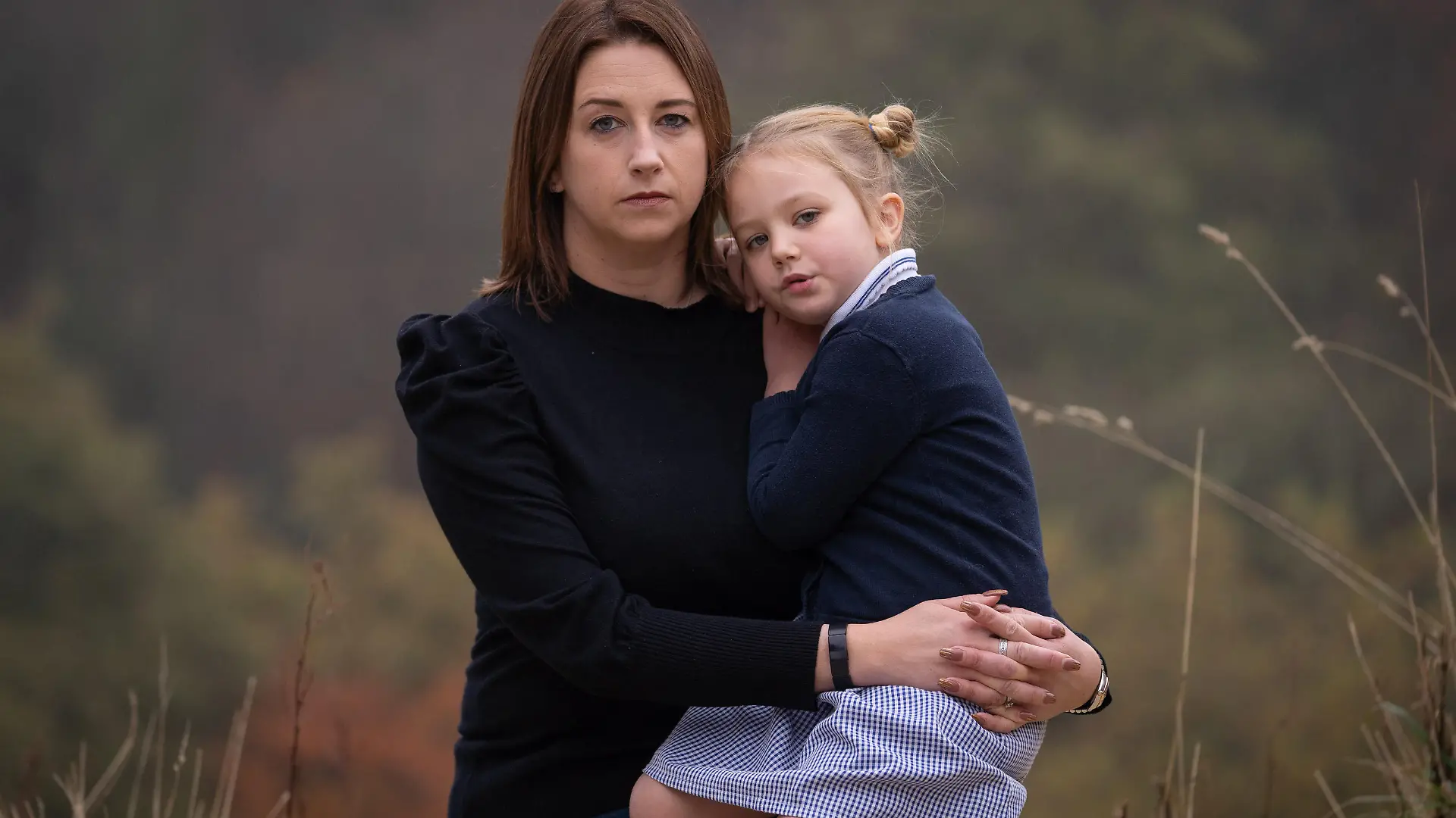 SONDERKONDITIONEN: Satzpreis!
Schockdiagnose: Die fünfjährige Lily Fletcher aus Sheffield ist laut ihres Schularztes übergewichtig -- Jemma Fletcher and daughter Lily Fletcher, 5, of Sheffield, who has recieved a letter from the NHS claiming she is overweight. See SWNS story SWLEletter; A mum-of-two has hit out after she was shocked to receive a letter from health officials that labelled her five-year-old daughter overweight. Jemma Fletcher, 37, received the letter from Sheffield Children?s Hospital NHS Foundation Trust after her little girl Lily was weighed at school by visiting nurses. The letter was sent by the NHS after recent tests on Lily?s height and weight stats showed that she was above the recommended weight for her age. But Jemma was disgusted and slammed the letter, saying it could fuel mental health issues such as anxiety and stress in youngsters and parents. She said: ?I was absolutely disgusted and shocked to read Lily was classes as overweight. It?s just upsetting and shocking. / action press