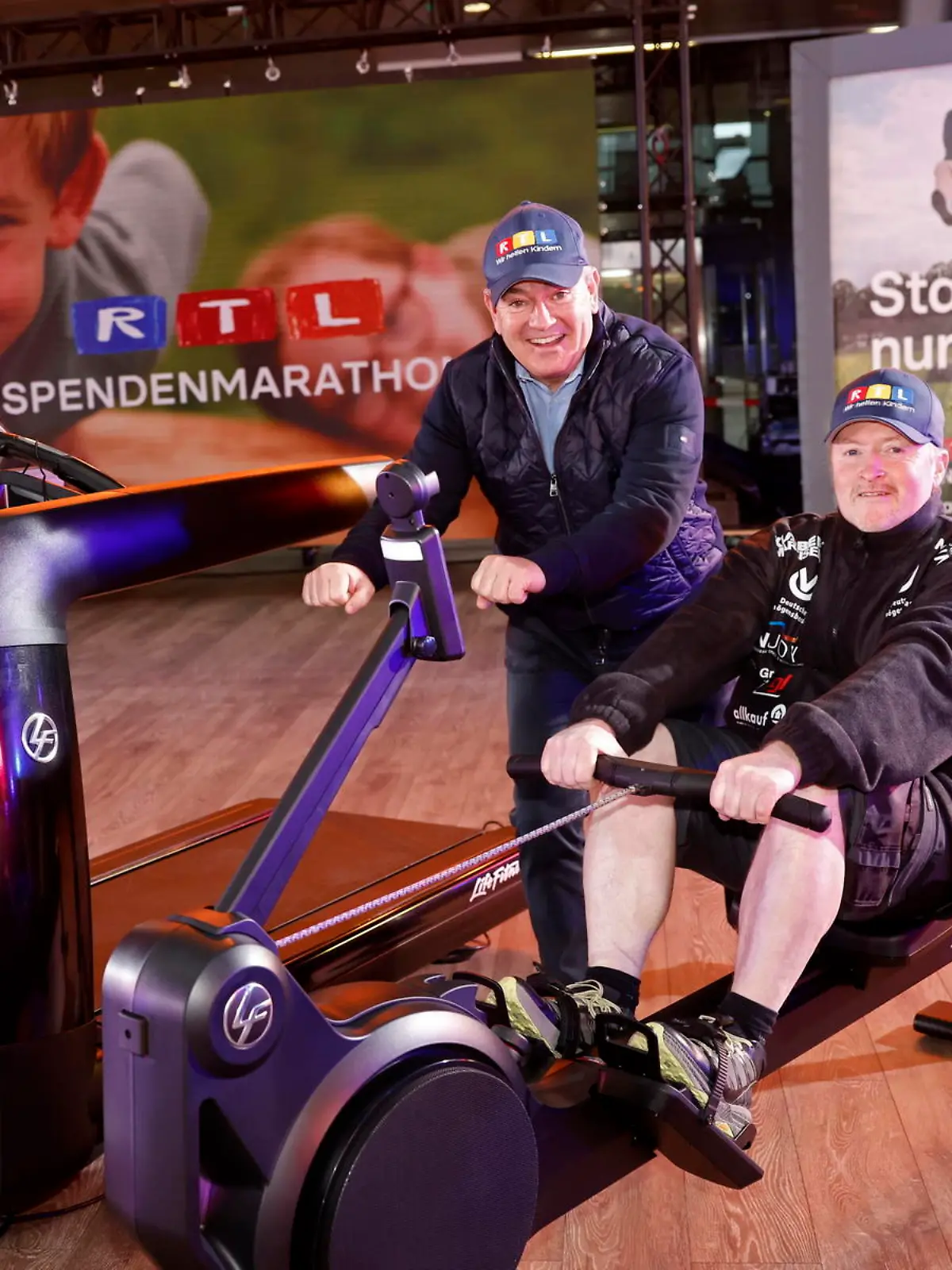 Wolfram Kons und Joey Kelly stellen die "24h Fitness-Challenge" vor.