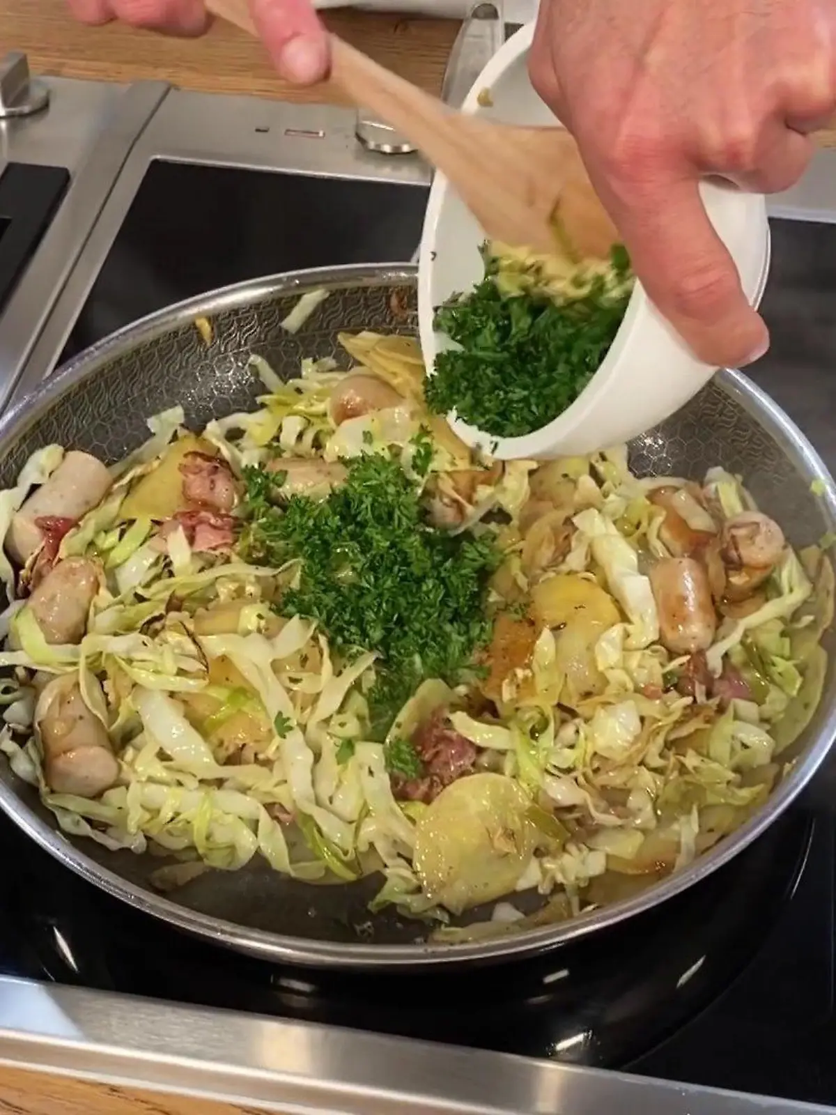 Hensslers bayerische Bratwurstpfanne: Herzhafter wird's nicht!
