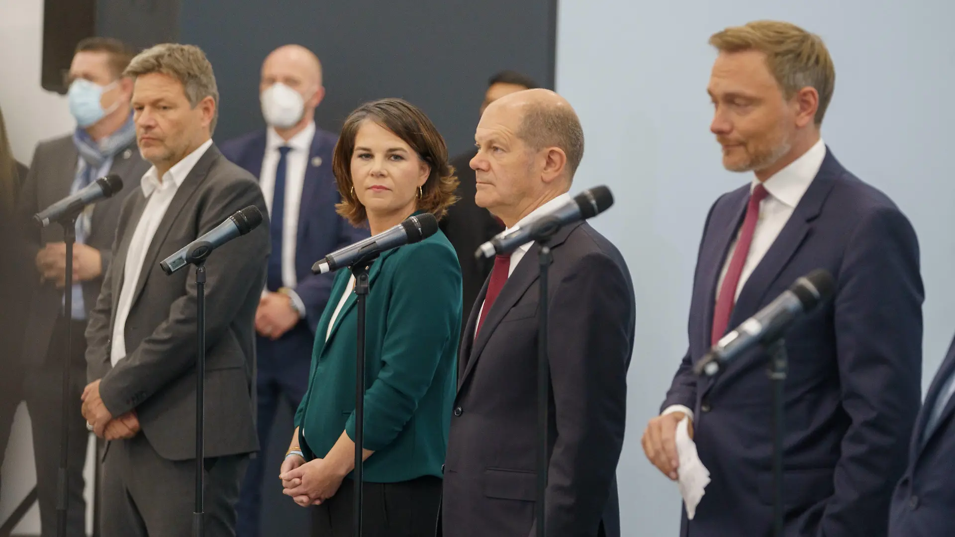  SPD, BÜNDNIS 90/DIE GRÜNEN und FDP verkünden im hub27 auf dem Messegelände Berlin die Aufnahme von Koalitionsverhandlungen zu einer möglichen Regierungsbildung im Rahmen einer Ampel-Koalition nach der Bundestagswahl 2021 Robert Habeck, Annalena Baerbock, Olaf Scholz, Christian LindnerSPD, BÜNDNIS 90/DIE GRÜNEN und FDP verkünden im hub27 auf dem Messegelände Berlin die Aufnahme von Koalitionsverhandlungen zu einer möglichen Regierungsbildung im Rahmen einer Ampel-Koalition nach der Bundestagswahl 2021 Robert Habeck, Annalena, Berlin Berlin Deutschland Messegelände Berlin *** SPD, BÜNDNIS 90 DIE GRÜNEN and FDP announce the start of coalition negotiations at hub27 on the Berlin exhibition grounds on a possible formation o