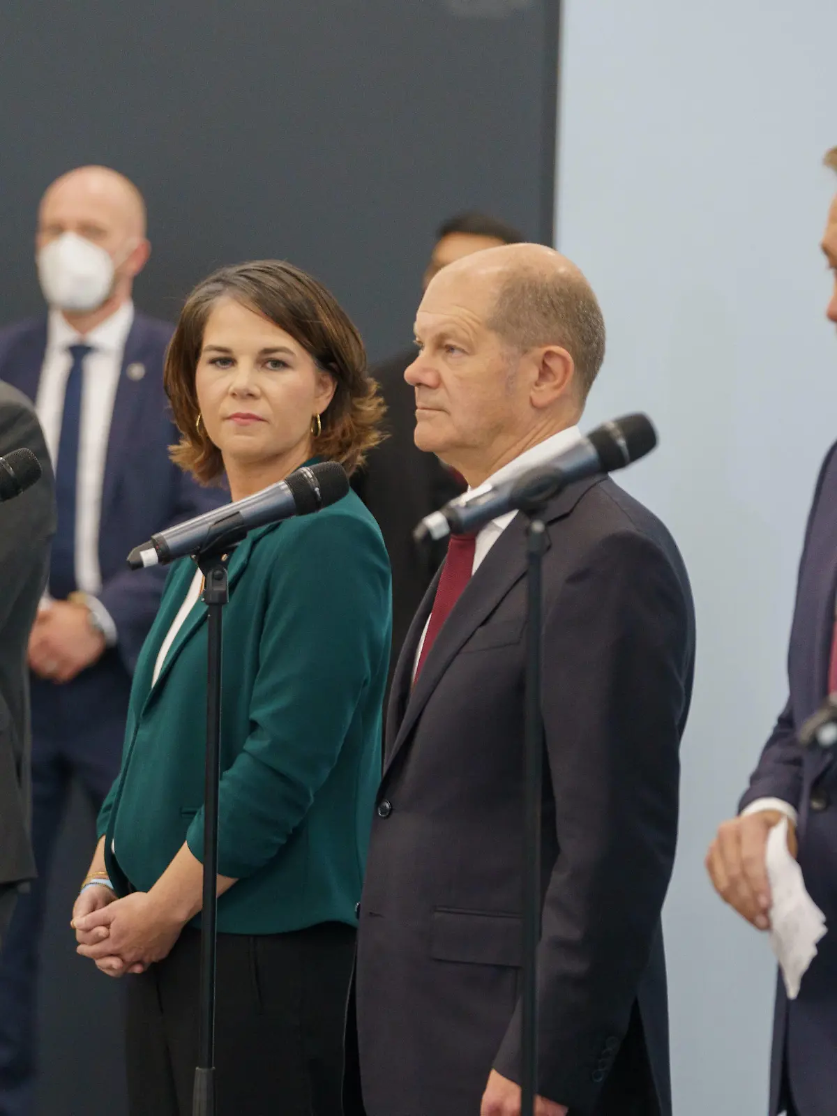  SPD, BÜNDNIS 90/DIE GRÜNEN und FDP verkünden im hub27 auf dem Messegelände Berlin die Aufnahme von Koalitionsverhandlungen zu einer möglichen Regierungsbildung im Rahmen einer Ampel-Koalition nach der Bundestagswahl 2021 Robert Habeck, Annalena Baerbock, Olaf Scholz, Christian LindnerSPD, BÜNDNIS 90/DIE GRÜNEN und FDP verkünden im hub27 auf dem Messegelände Berlin die Aufnahme von Koalitionsverhandlungen zu einer möglichen Regierungsbildung im Rahmen einer Ampel-Koalition nach der Bundestagswahl 2021 Robert Habeck, Annalena, Berlin Berlin Deutschland Messegelände Berlin *** SPD, BÜNDNIS 90 DIE GRÜNEN and FDP announce the start of coalition negotiations at hub27 on the Berlin exhibition grounds on a possible formation o