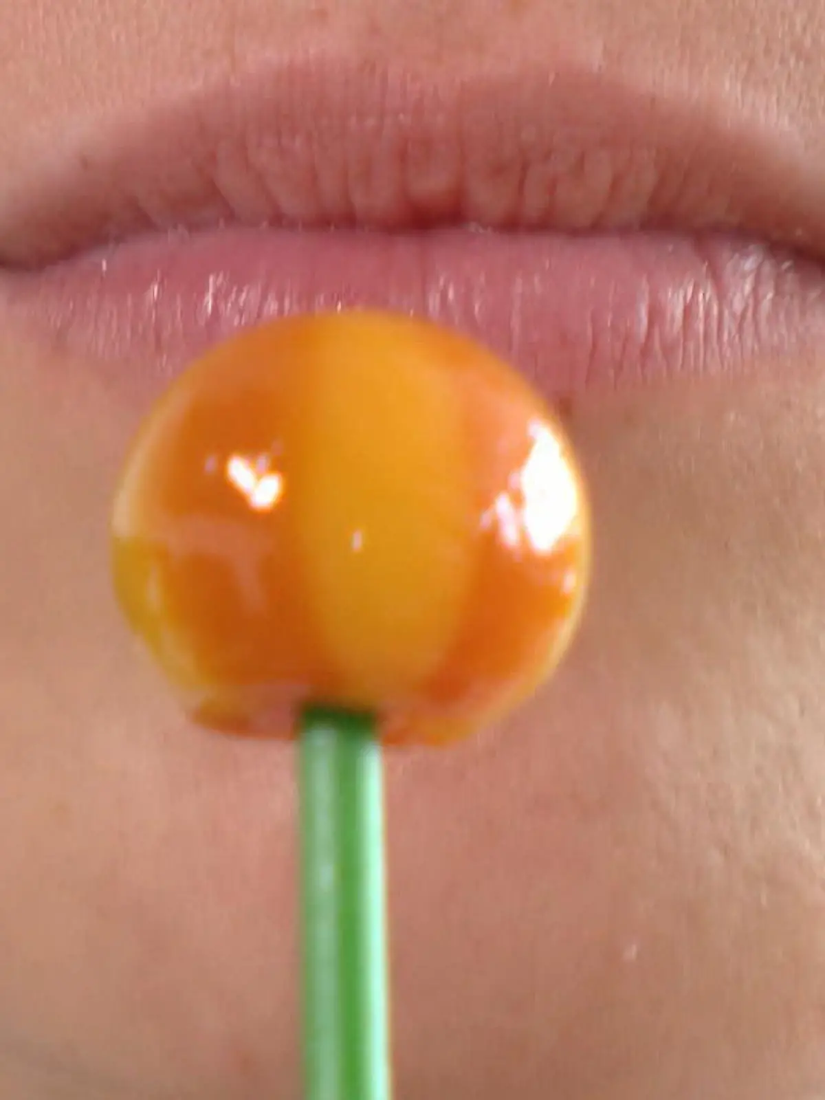 Es ist doch zum Verzweifeln. Da will man schnell einen Lolli in den Mund stecken, bekommt aber einfach die Verpackung nicht ab. Mit einem bestimmten Kniff geht's ganz einfach.