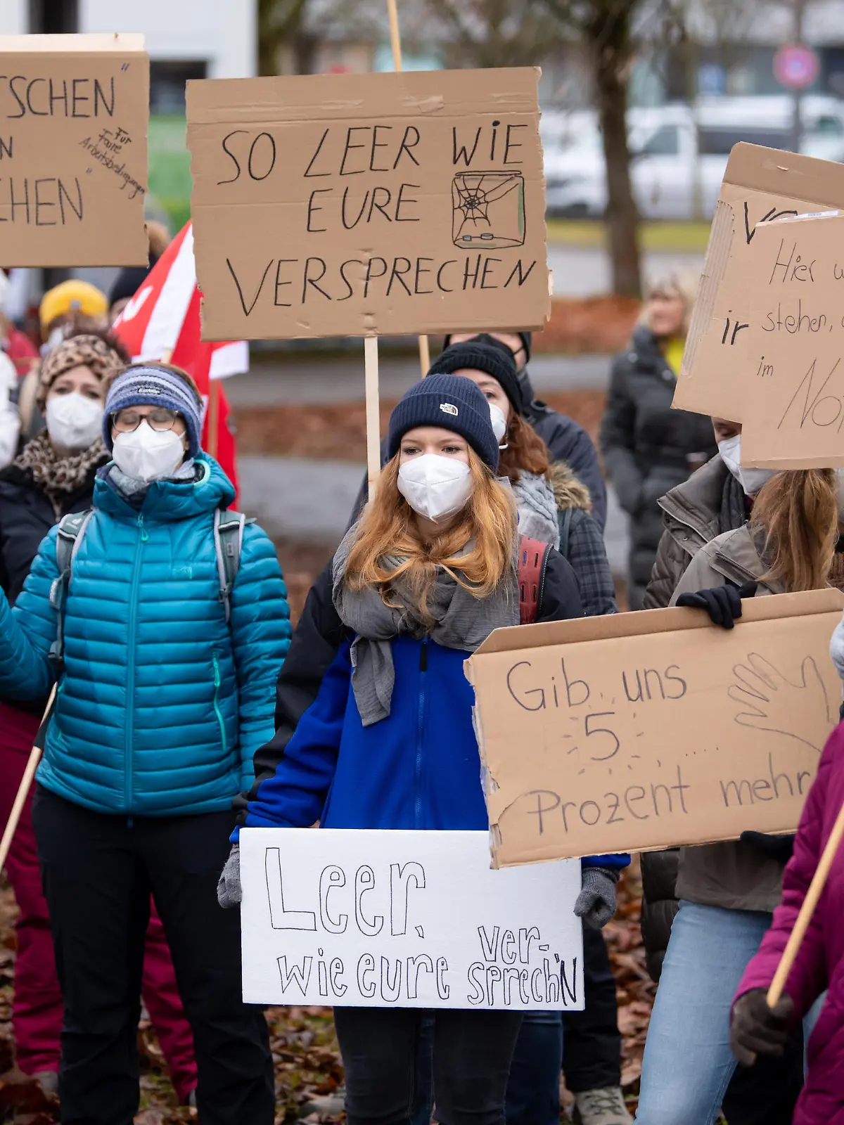 Beschäftigte im Gesundheitswesen nehmen vor dem Klinikum in Großhadern an einem Warnstreik teil und halten dabei ein Plakat mit der Aufschrift «Erst Klatschen am Balkon - dann Klatsche ins Gesicht» hoch. In der laufende Tarifrunde fordert Verdi fünf Prozent mehr Gehalt, mindestens aber 150 Euro monatlich. Im Gesundheitswesen werden 300 Euro im Monat mehr verlangt.