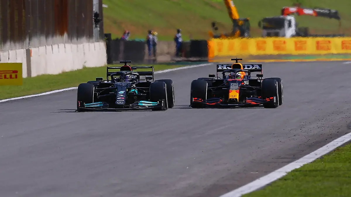 FORMULA 1 HEINEKEN GRANDE PREMIO DO BRASIL 2021 / 14.11.2021, Autodromo Jose Carlos Pace, Interlagos, FORMULA 1 HEINEKEN GRANDE PREMIO DO BRASIL 2021 , im Bild Lewis Hamilton GBR, Mercedes-AMG Petronas Formula One Team überholt Max Verstappen NEL, Red Bull Racing Honda *** FORMULA 1 HEINEKEN GRANDE PREMIO DO BRASIL 2021 14 11 2021, Autodromo Jose Carlos Pace, Interlagos, FORMULA 1 HEINEKEN GRANDE PREMIO DO BRASIL 2021 , in picture Lewis Hamilton GBR , Mercedes AMG Petronas Formula One Team overtakes Max Verstappen NEL , Red Bull Racing Honda nordphotoxGmbHx/xBratic nph00250