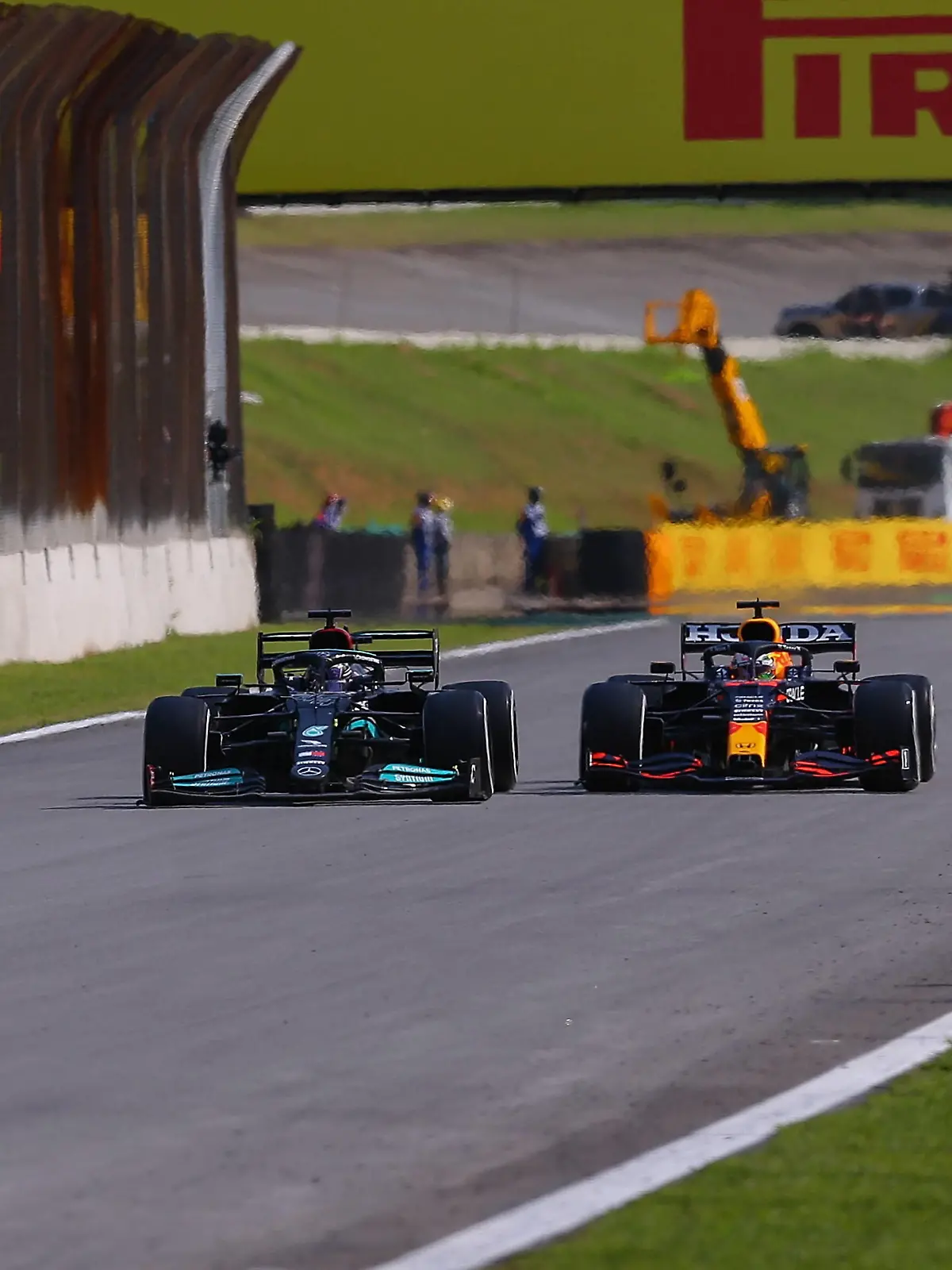  FORMULA 1 HEINEKEN GRANDE PREMIO DO BRASIL 2021 / 14.11.2021, Autodromo Jose Carlos Pace, Interlagos, FORMULA 1 HEINEKEN GRANDE PREMIO DO BRASIL 2021 , im Bild Lewis Hamilton GBR, Mercedes-AMG Petronas Formula One Team überholt Max Verstappen NEL, Red Bull Racing Honda *** FORMULA 1 HEINEKEN GRANDE PREMIO DO BRASIL 2021 14 11 2021, Autodromo Jose Carlos Pace, Interlagos, FORMULA 1 HEINEKEN GRANDE PREMIO DO BRASIL 2021 , in picture Lewis Hamilton GBR , Mercedes AMG Petronas Formula One Team overtakes Max Verstappen NEL , Red Bull Racing Honda nordphotoxGmbHx/xBratic nph00250