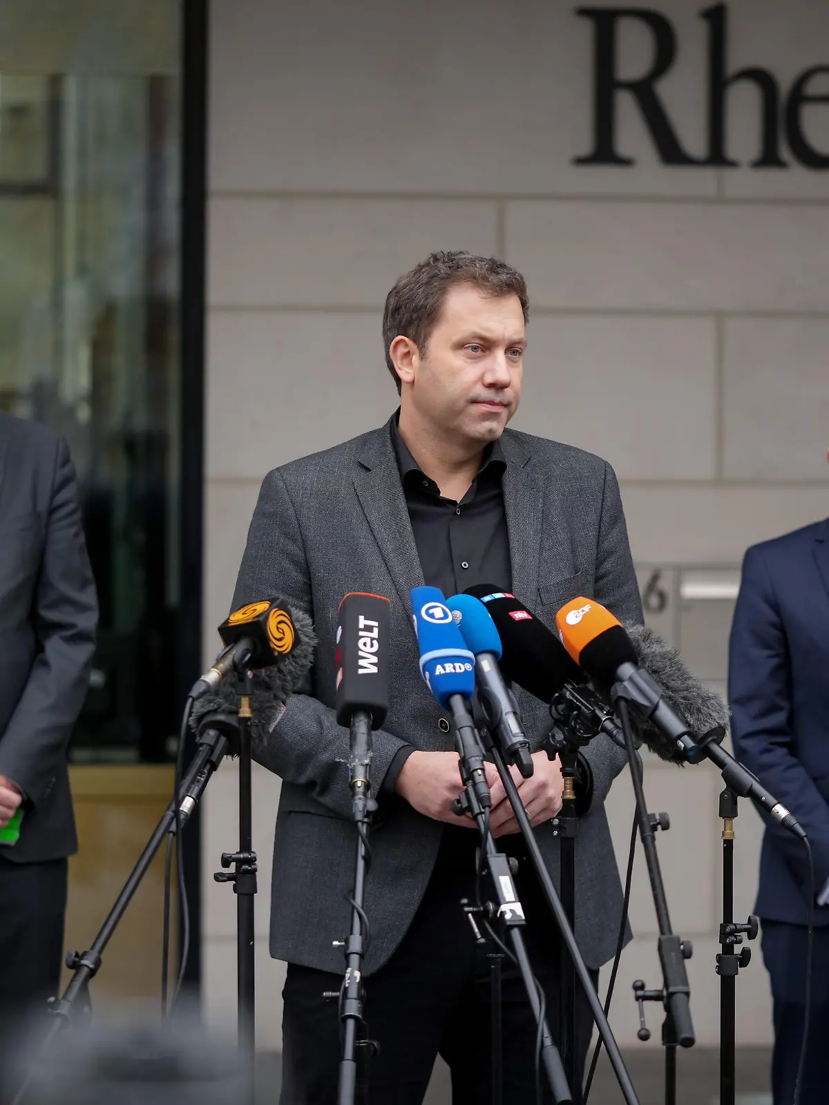 Lars Klingbeil (M), SPD-Generalsekretär, Michael Kellner (l), Bundesgeschäftsführer von Bündnis 90/Die Grünen, und Volker Wissing, rheinland-pfälzischer Minister für Wirtschaft, Verkehr, Landwirtschaft und Weinbau und FDP-Generalsekretär, geben ein Pressestatement vor der Landesvertretung Rheinland-Pfalz. Hier findet die Fortsetzung der Koalitionsverhandlungen von SPD, Bündnis 90/Die Grünen und FDP statt.