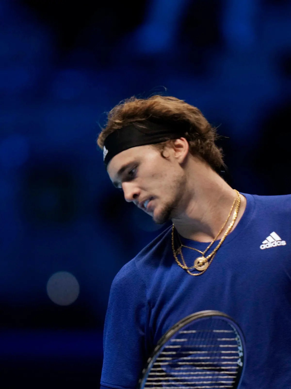 16.11.2021, Italien, Turin: Tennis: ATP-Tour - ATP-World Tour Finals, Einzel, Herren, Vorrunde, Gruppe B, Gruppenspielrunde, Medwedew (Russland) - Zverev (Deutschland): Alexander Zverev verzieht das Gesicht. Foto: Luca Bruno/AP/dpa +++ dpa-Bildfunk +++