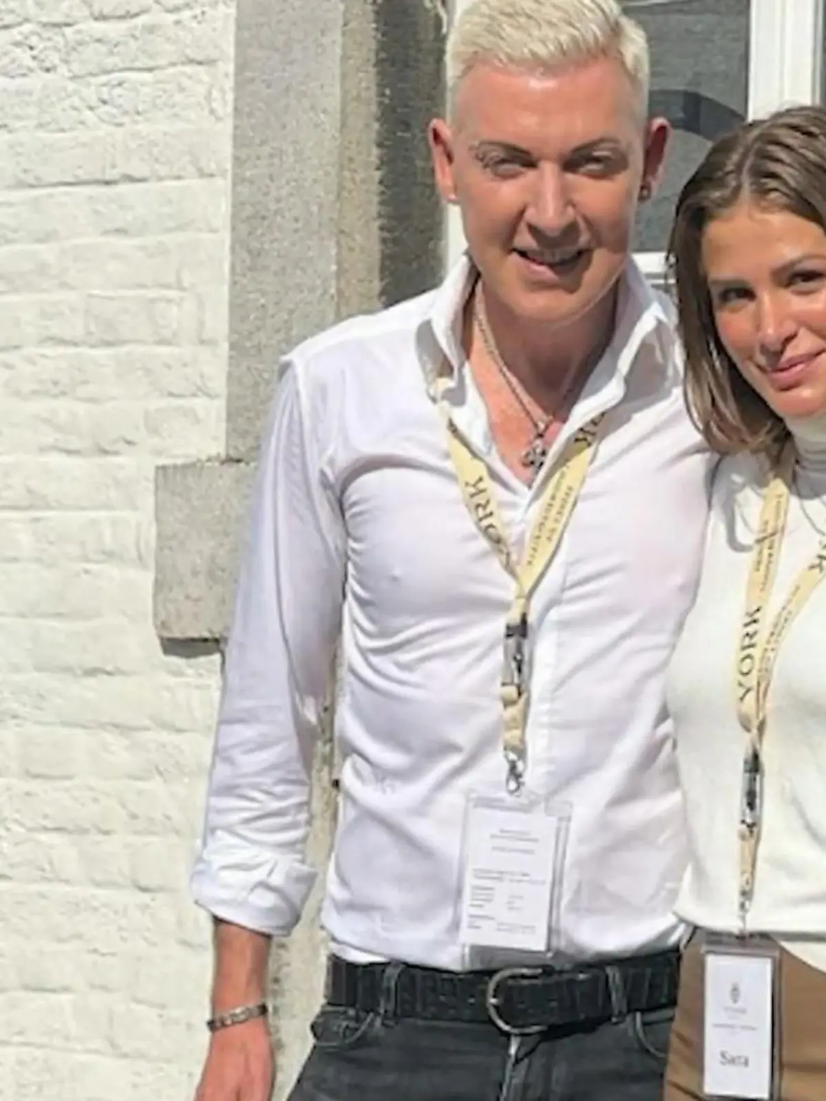 Seine Neue könnte seine Tochter sein! Ganze 37 Jahren trennen H.P. Baxxter (59) und Freundin Sara (22), doch ihre Liebe wollen die beiden Turteltauben nicht mehr länger geheim halten. Wer die junge Dame an seiner Seite ist, die den Scooter-Frontmann ganz hyper gemacht hat, zeigen wir Ihnen im Video.