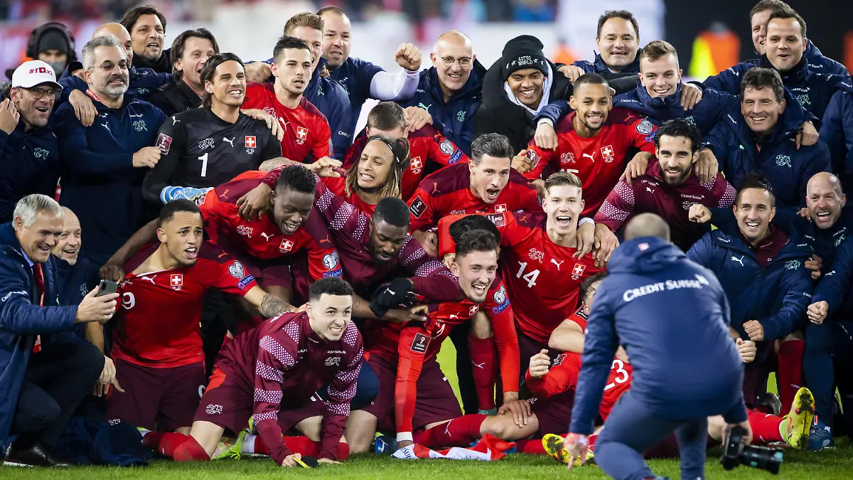 15.11.2021, Schweiz, Luzern: Fußball: WM-Qualifikation Europa, Schweiz - Bulgarien, Gruppenphase, Gruppe C, 10. Spieltag im Swissporarena. Die Schweizer Fussballnationalmannschaft feiert ihre Qualifikation für die FIFA Fussball-Weltmeisterschaft 2022 in Katar. Foto: Urs Flueeler/KEYSTONE/dpa +++ dpa-Bildfunk +++