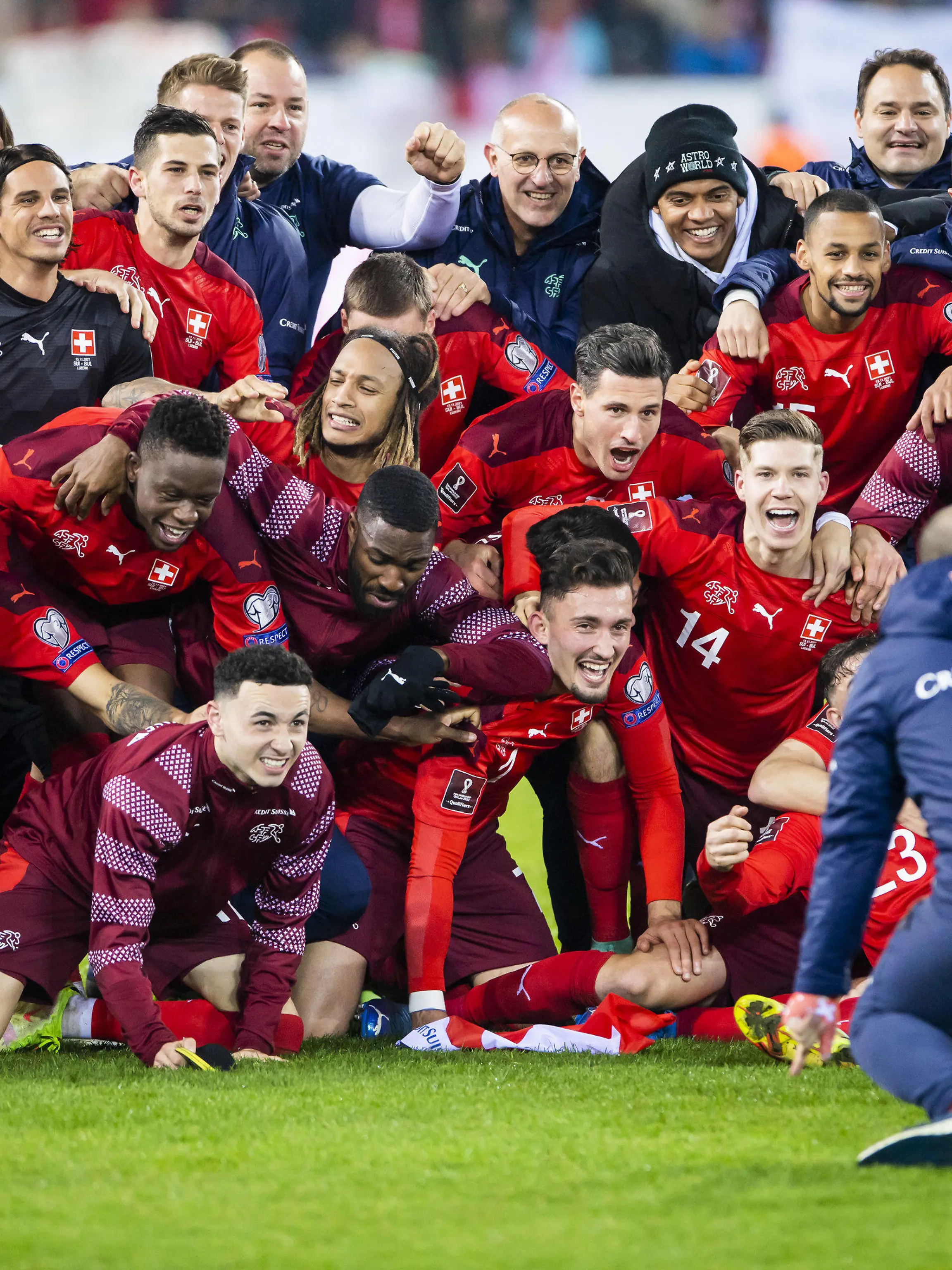 15.11.2021, Schweiz, Luzern: Fußball: WM-Qualifikation Europa, Schweiz - Bulgarien, Gruppenphase, Gruppe C, 10. Spieltag im Swissporarena. Die Schweizer Fussballnationalmannschaft feiert ihre Qualifikation für die FIFA Fussball-Weltmeisterschaft 2022 in Katar. Foto: Urs Flueeler/KEYSTONE/dpa +++ dpa-Bildfunk +++