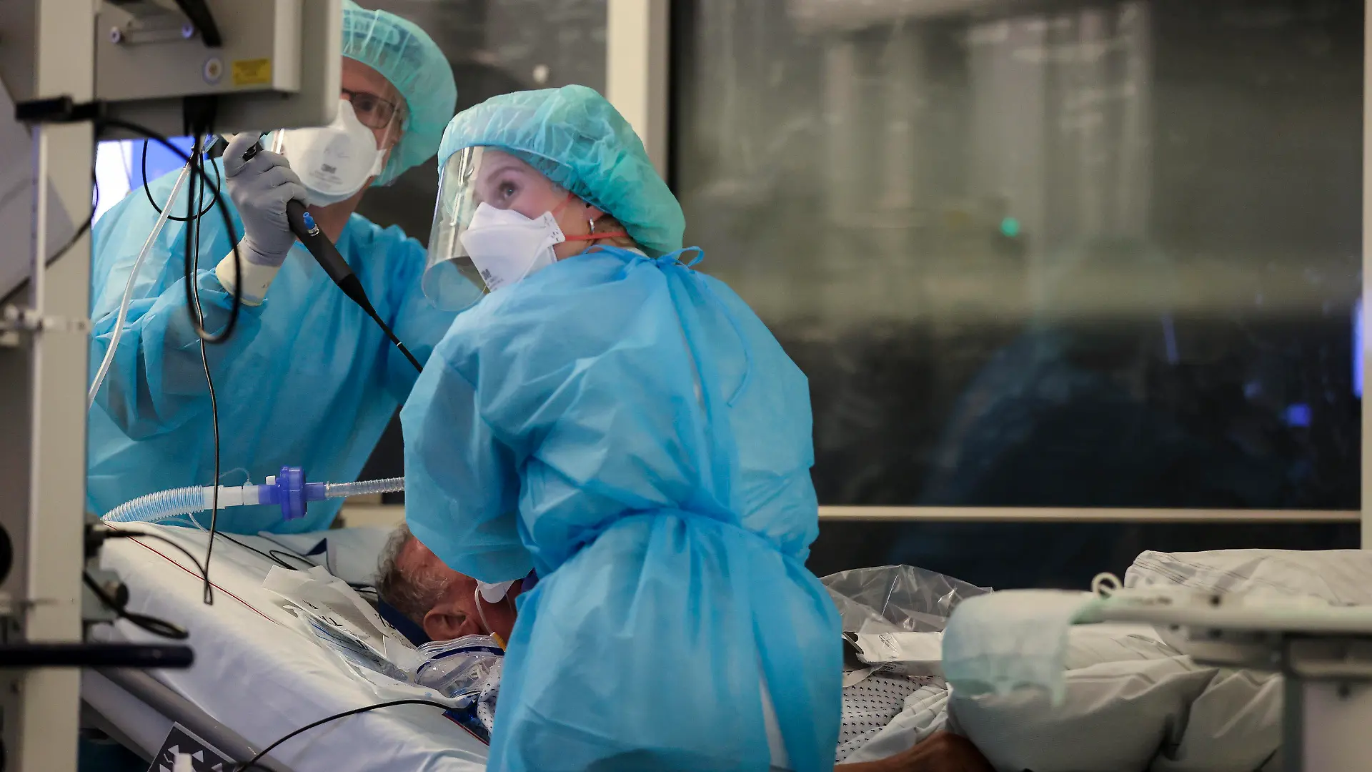 15.11.2021, Sachsen, Leipzig: Ein Facharzt und eine Intensivpflegerin (r) intubieren einen Covid-19-Patienten auf der Intensivstation der Leipziger Uniklinik.  ·Aufgrund der steigenden Corona-Infektionszahlen und der damit stark gestiegene Zahl behandlungsbedürftiger Covid-19-Patienten hat das Universitätsklinikum die Zahl der geplanten Operationen um über 30 Prozent verringert. Damit sollen die Kapazitäten für die Behandlung der Corona-Patienten gesichert werden. Foto: Jan Woitas/dpa-Zentralbild/dpa +++ dpa-Bildfunk +++