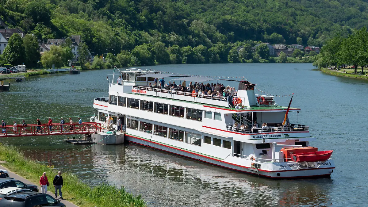 29.05.2023, Rheinland-Pfalz, Bernkastel-Kues: Touristen verlassen nach einer Rundfahrt auf der Mosel am Anlegesteg das Motorschiff ·Moselprinzessin·. Foto: Harald Tittel/dpa +++ dpa-Bildfunk +++
