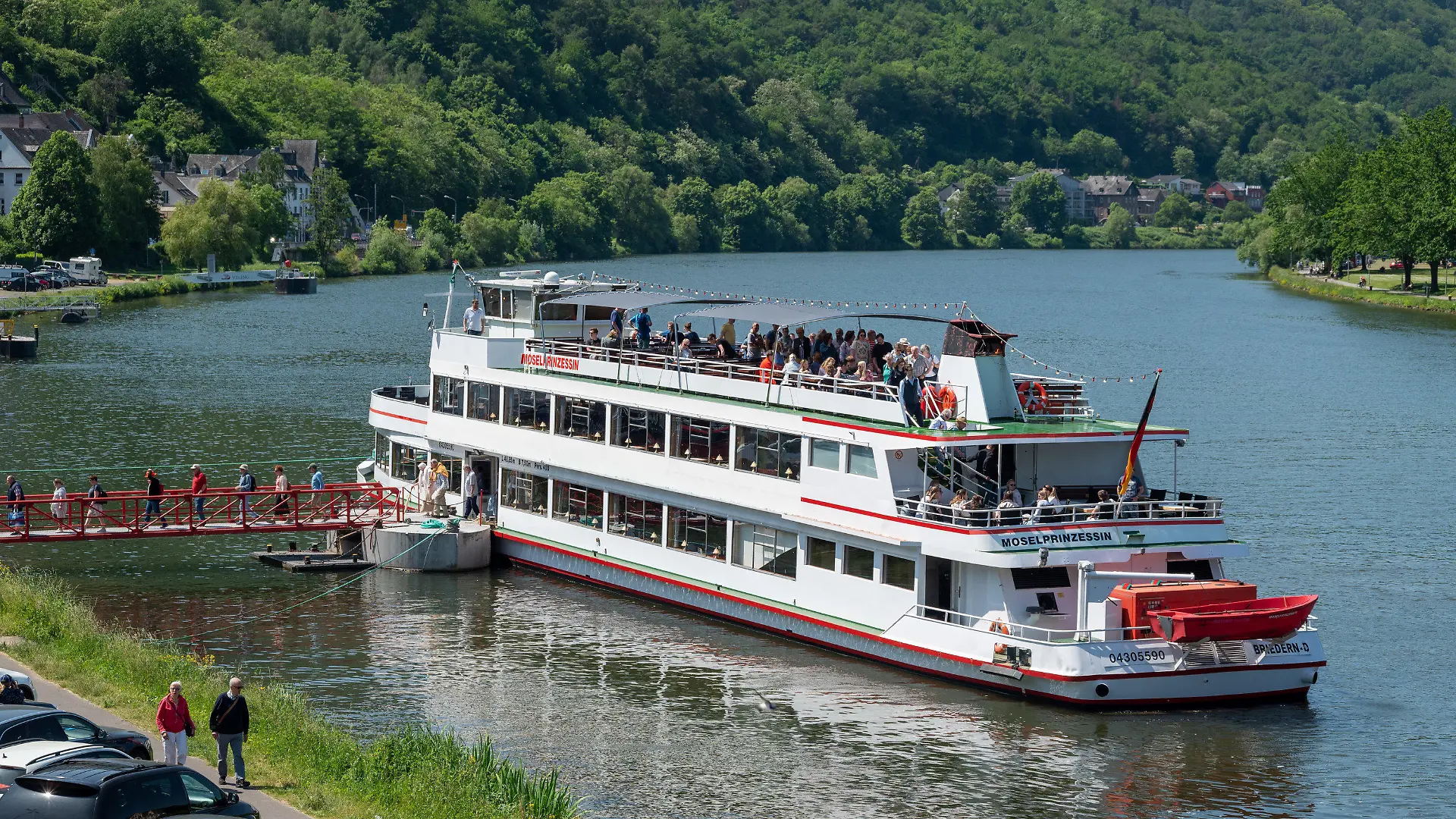 29.05.2023, Rheinland-Pfalz, Bernkastel-Kues: Touristen verlassen nach einer Rundfahrt auf der Mosel am Anlegesteg das Motorschiff ·Moselprinzessin·. Foto: Harald Tittel/dpa +++ dpa-Bildfunk +++