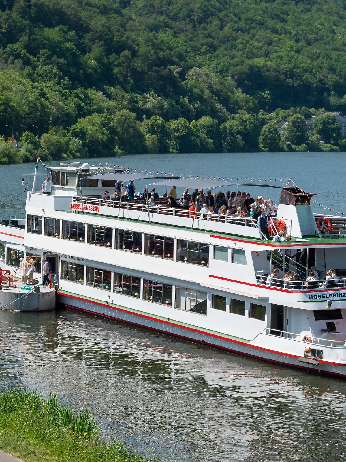 29.05.2023, Rheinland-Pfalz, Bernkastel-Kues: Touristen verlassen nach einer Rundfahrt auf der Mosel am Anlegesteg das Motorschiff ·Moselprinzessin·. Foto: Harald Tittel/dpa +++ dpa-Bildfunk +++