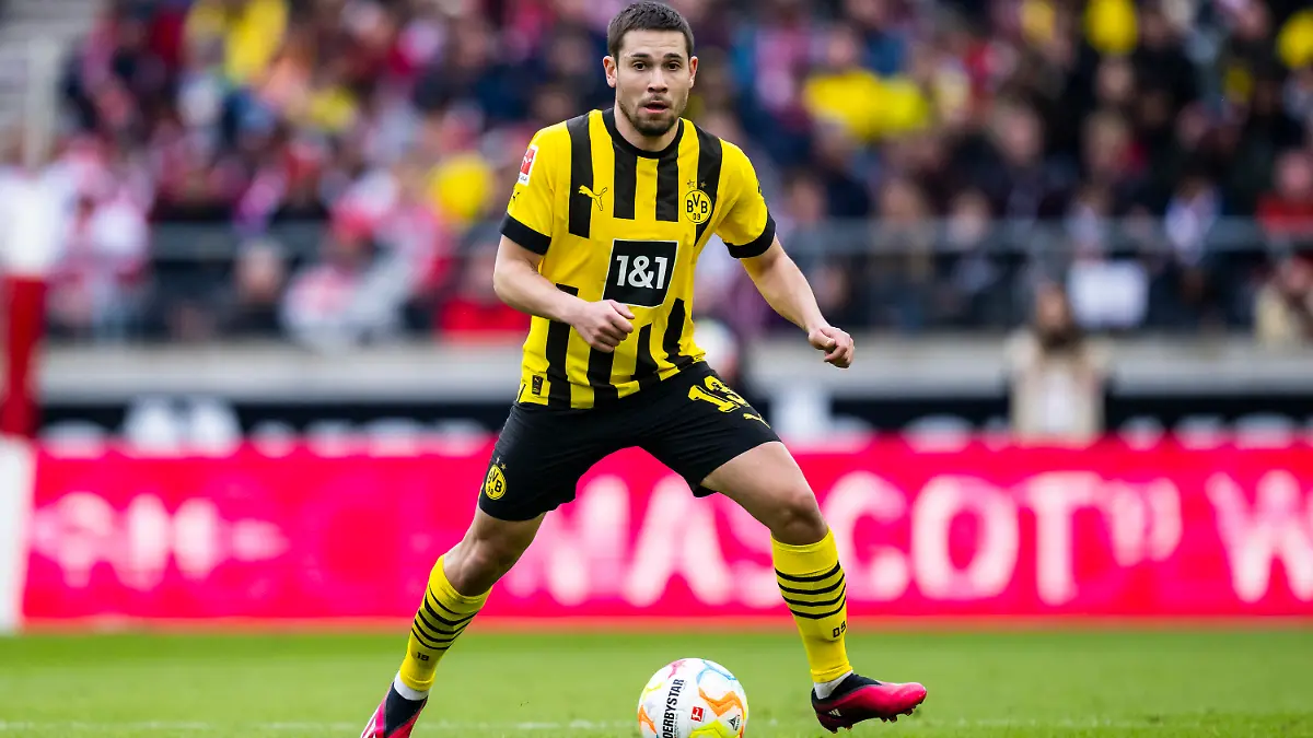 ARCHIV - 15.04.2023, Baden-Württemberg, Stuttgart: Fußball: Bundesliga, VfB Stuttgart - Borussia Dortmund, 28. Spieltag, Mercedes-Benz-Arena. Dortmunds Raphael Guerreiro in Aktion. Laut Medienrichten wird er den BVB in diesem Sommer verlassen. (zu dpa: «Medien: Guerreiro verlässt Borussia Dortmund») Foto: Tom Weller/dpa +++ dpa-Bildfunk +++