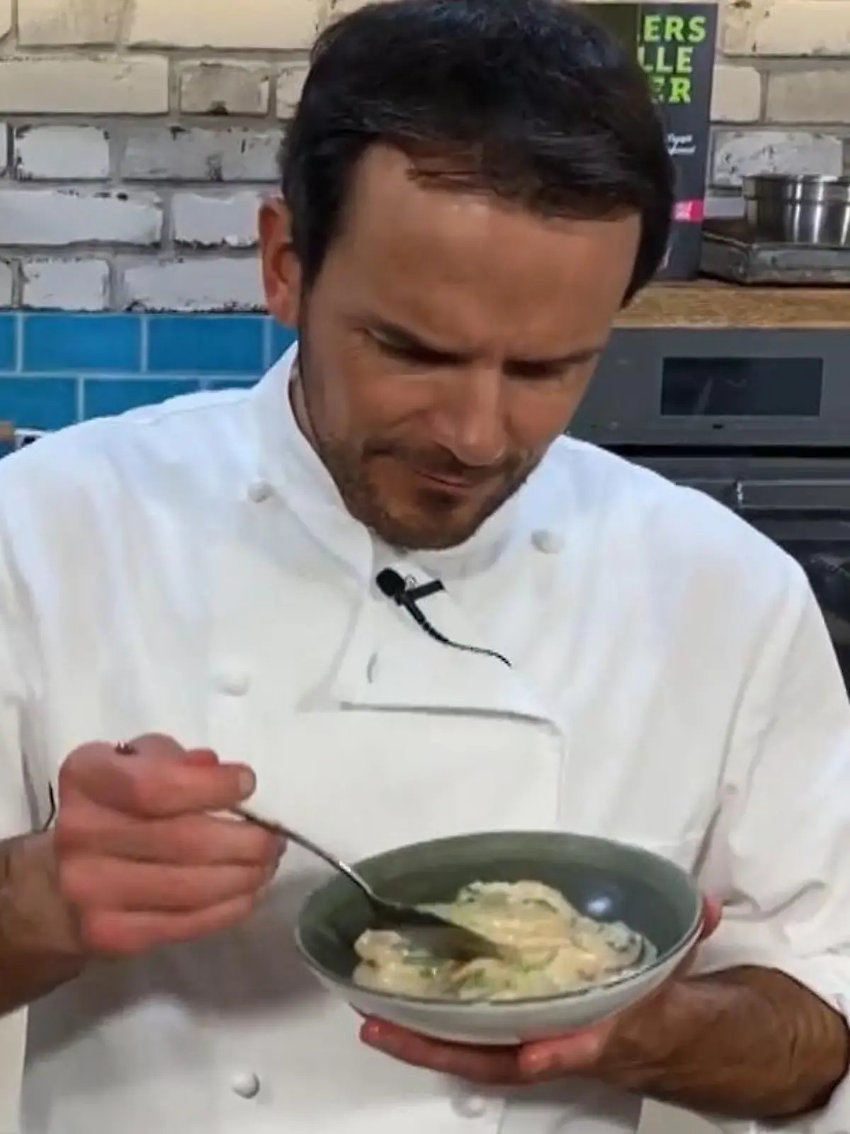 Alles, was Sie für Hühnerfrikassee brauchen, sind zwei Pfannen, ein paar Zutaten und Steffen Hensslers Rezept. Im Video verrät Ihnen der Profi, mit welchen einfachen Tricks Sie die richtige Konsistenz und Farbe perfekt hinbekommen. Viel Spaß beim Nachkochen!