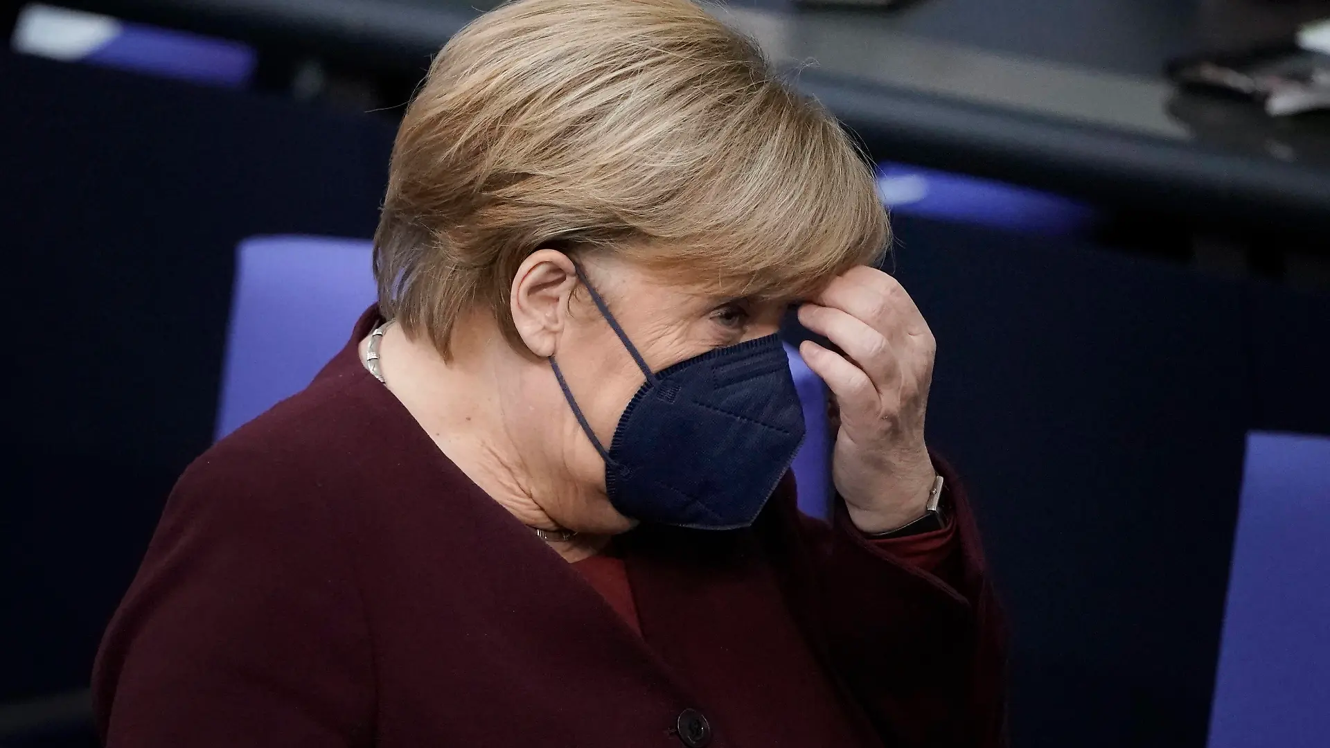  2. Bundestagssitzung und Debatte in Berlin Aktuell, 11.11.2021, Berlin,Dr. Angela Merkel die geschaeftsfuehrende Bundeskanzlerin der Bundesrepublik Deutschland im Portrait auf der Regierungsbank bei der Debatte zum Thema Infektionsschutzgesetz, Impfpassfaelschung bei der 2. Sitzung des Deutschen Bundestag in Berlin Berlin Berlin Deutschland *** 2 Bundestag session and debate in Berlin Current, 11 11 2021, Berlin,Dr Angela Merkel the managing Chancellor of the Federal Republic of Germany in the portrait on the government bench during the debate on the subject Infektionsschutzgesetz, Impfpassfaelschung at the 2 session of the German Bundestag in Berlin Berlin Germany