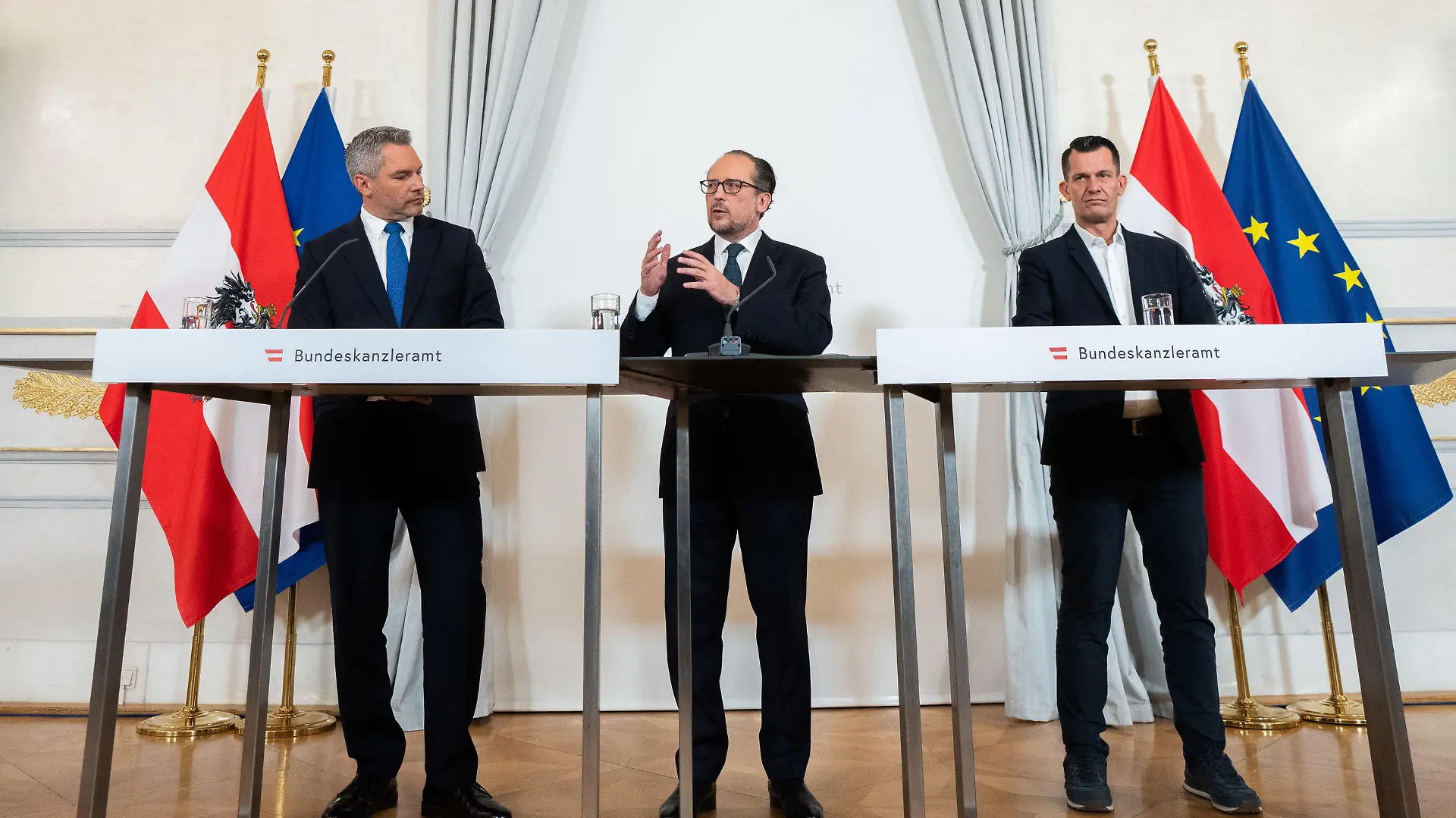 14.11.2021, Österreich, Wien: Karl Nehammer (ÖVP,l-r), Innenminister von Österreich, Alexander Schallenberg (ÖVP), Bundeskanzler von Österreich, und Wolfgang Mückstein (Grüne), Gesundheitsminister von Österreich, sprechen bei einer Pressekonferenz zu den neusten Entwicklungen während der Corona-Pandemie. Im Kampf gegen die vierte Welle der Corona-Pandemie gilt in Österreich von diesem Montag, 15.11.2021, an ein Lockdown für Ungeimpfte. Foto: Georg Hochmuth/APA/dpa +++ dpa-Bildfunk +++