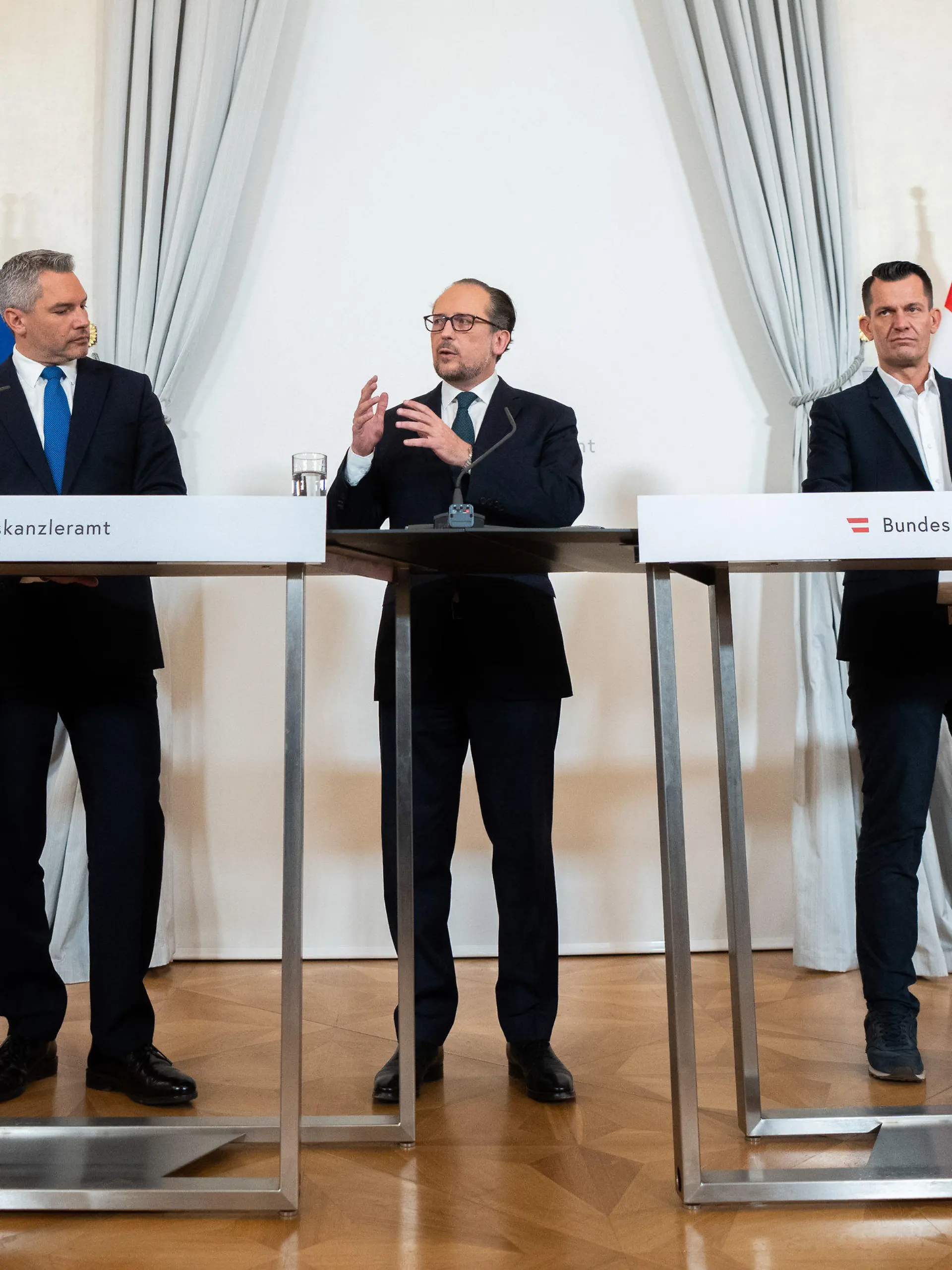 14.11.2021, Österreich, Wien: Karl Nehammer (ÖVP,l-r), Innenminister von Österreich, Alexander Schallenberg (ÖVP), Bundeskanzler von Österreich, und Wolfgang Mückstein (Grüne), Gesundheitsminister  von Österreich, sprechen bei einer Pressekonferenz zu den neusten Entwicklungen während der Corona-Pandemie. Im Kampf gegen die vierte Welle der Corona-Pandemie gilt in Österreich von diesem Montag, 15.11.2021, an ein Lockdown für Ungeimpfte. Foto: Georg Hochmuth/APA/dpa +++ dpa-Bildfunk +++