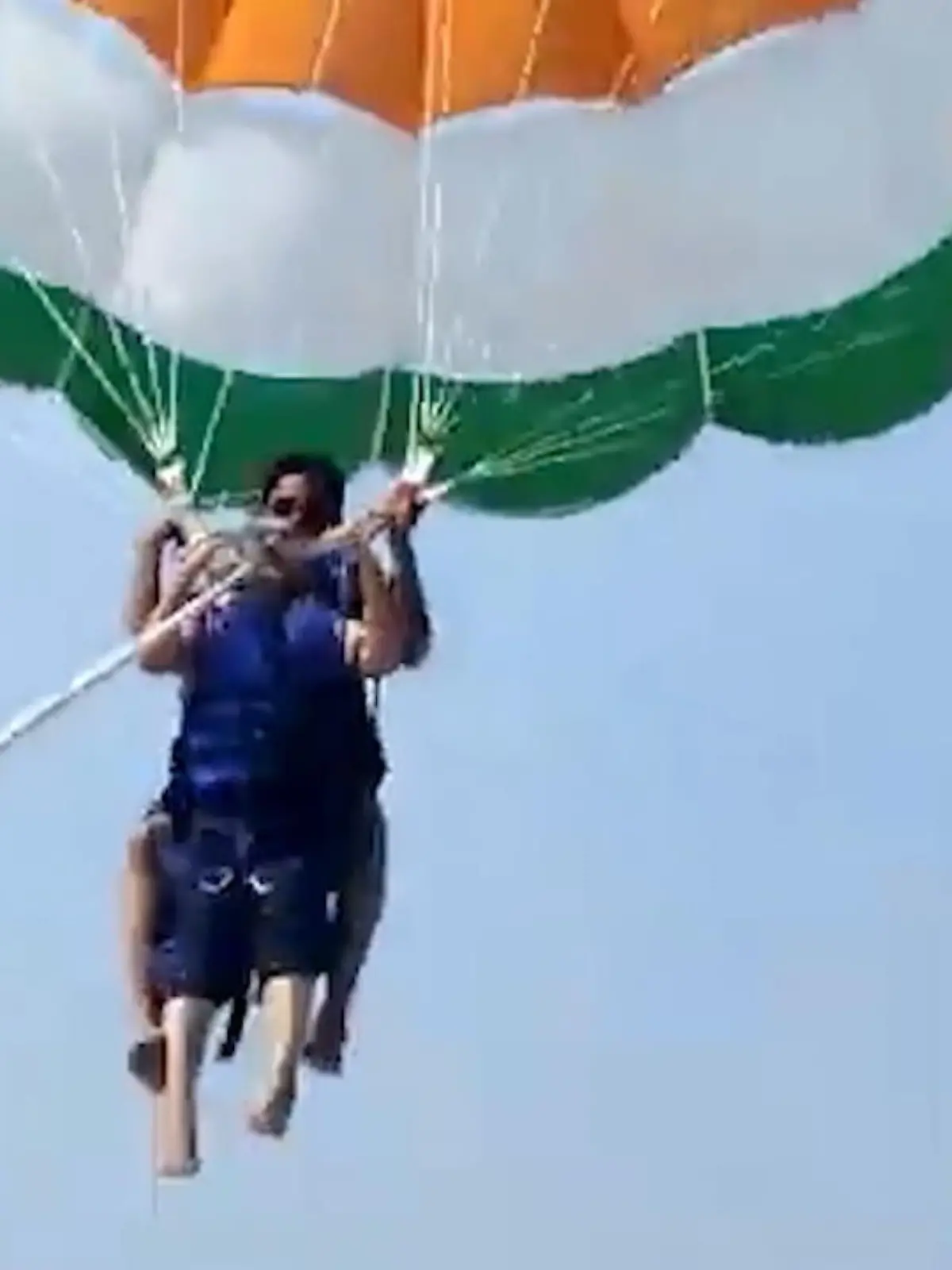 Dieses Pärchen wollte an einem Strand an der westindischen Küste Parasailing machen, als plötzlich das Seil riss und der Fallschirm inklusive Paar wegwehte.
