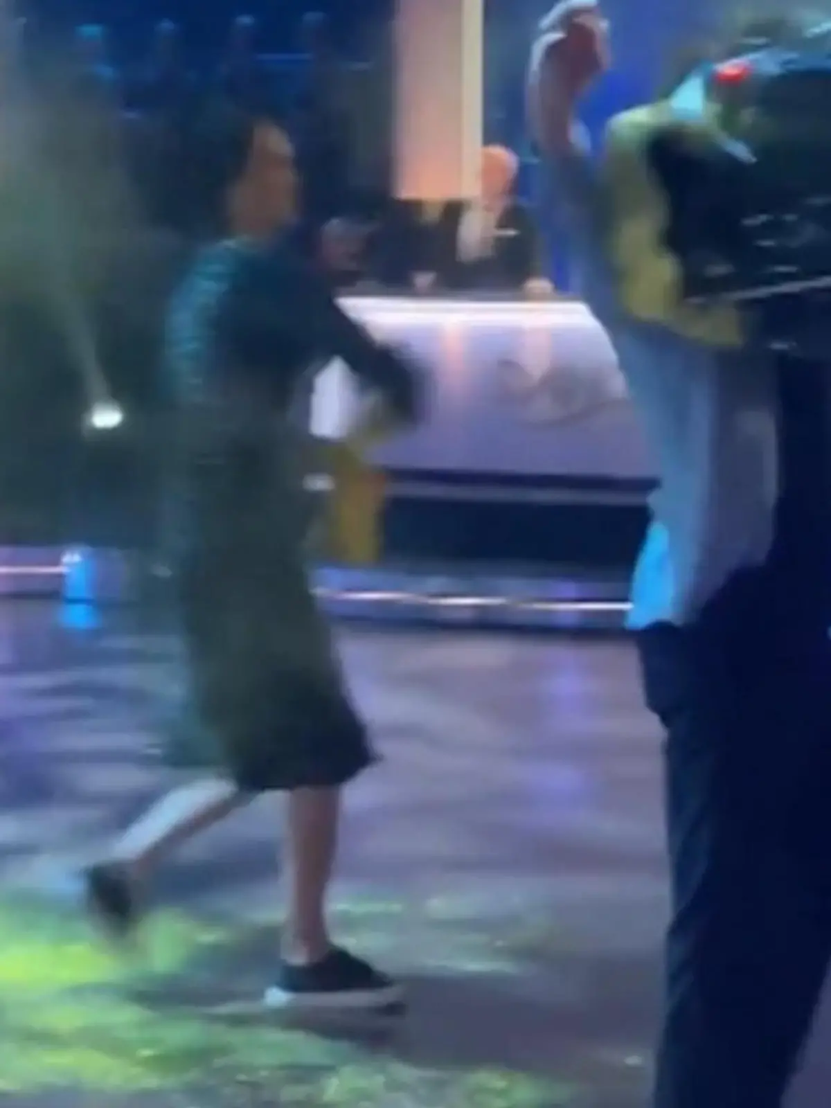 Eine TV-Produktion zu stürmen, war wohl nicht die allerbeste Idee. Das müssen schwedische Klima-Aktivisten jetzt realisieren. Sie haben das schwedische Let´s Dance-Pendant gestürmt und dort einen schweren Kamera-Kran ins Gesicht bekommen.