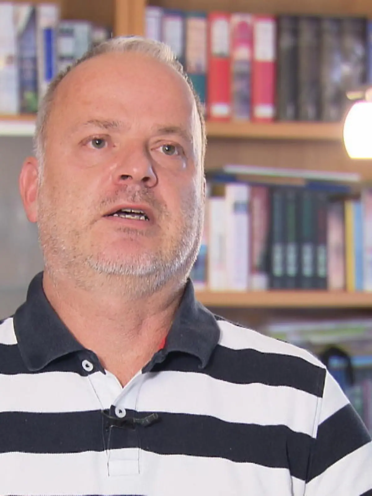 Mit den Zahl der Neuinfektionen steigt auch die Zahl der Impfdurchbrüche stetig an. Gibt es deshalb Grund zur Sorge? Der Frankfurter Virologe Martin Stürmer erklärt es uns im Interview.
