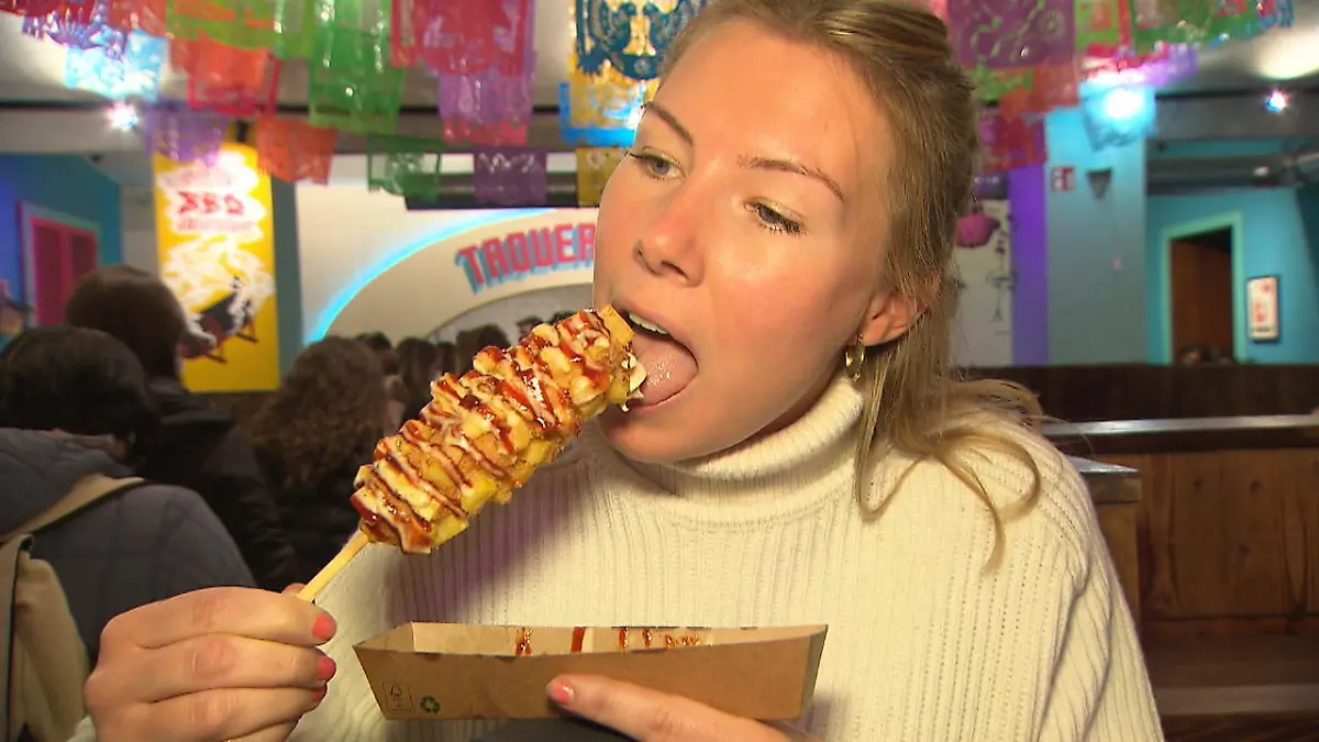 RTL-Reporterin probiert den frittierten Hotdog Foodtrend Corndogs