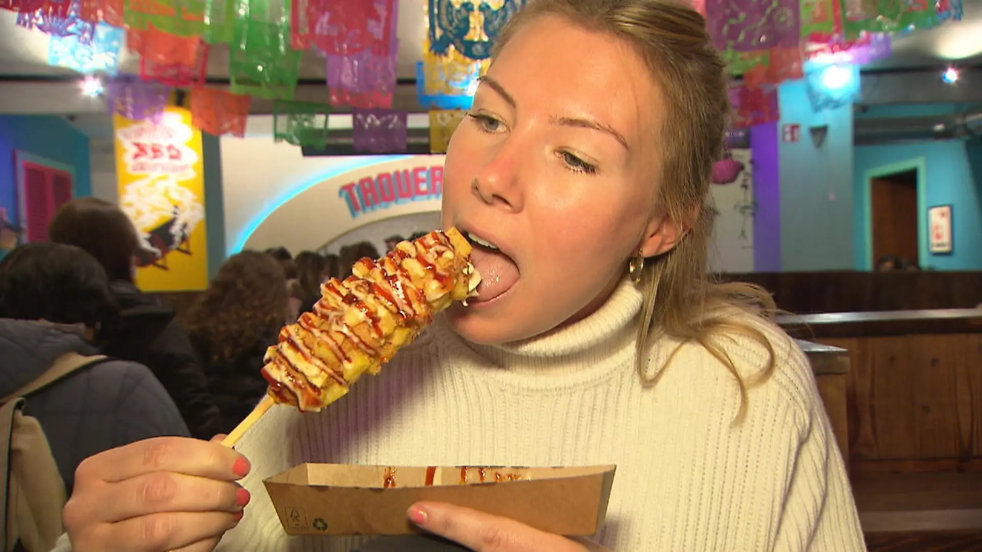 RTL-Reporterin probiert den frittierten Hotdog Foodtrend Corndogs