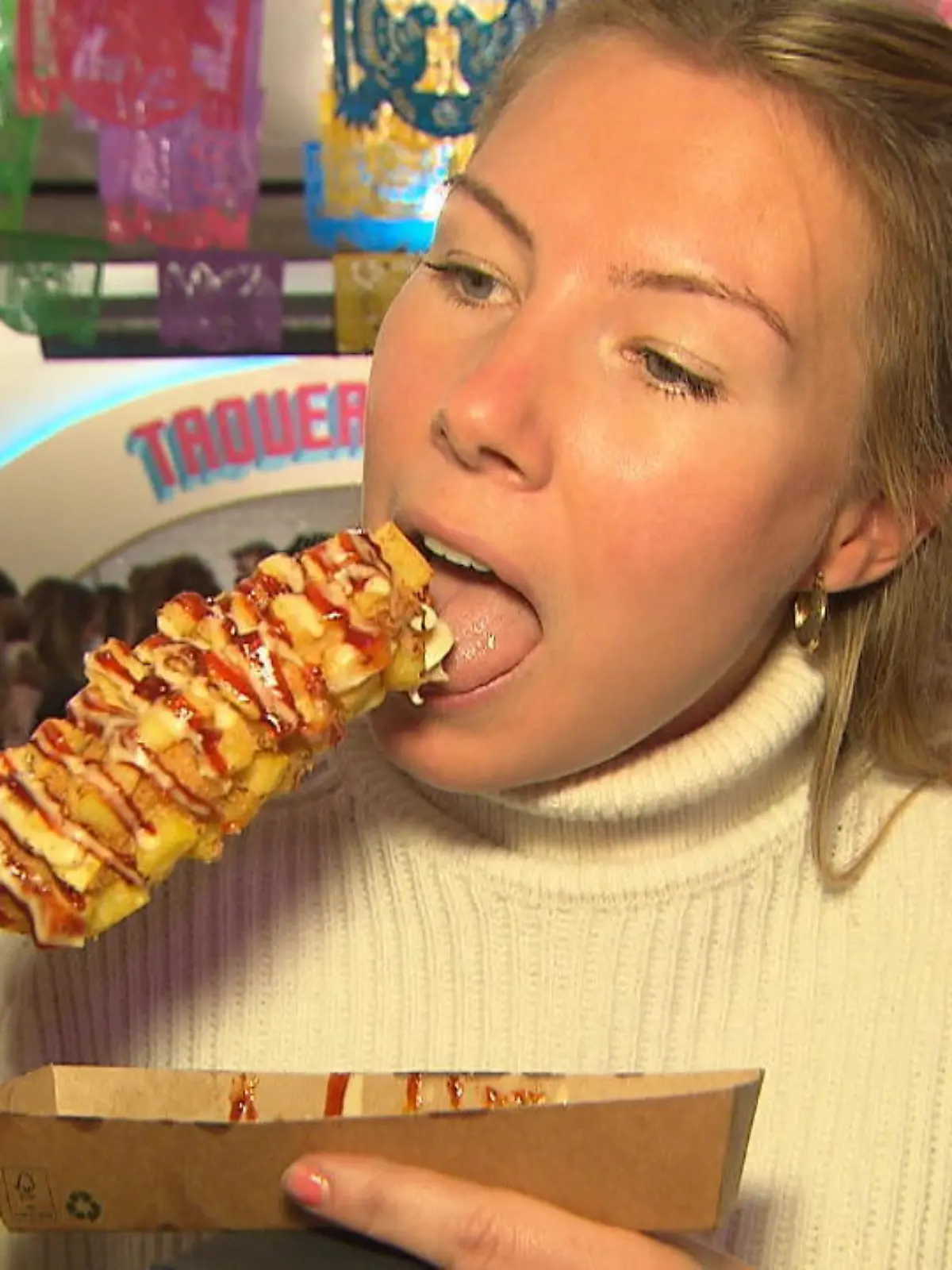 Bild zu: "RTL-Reporterin probiert den frittierten Hotdog"