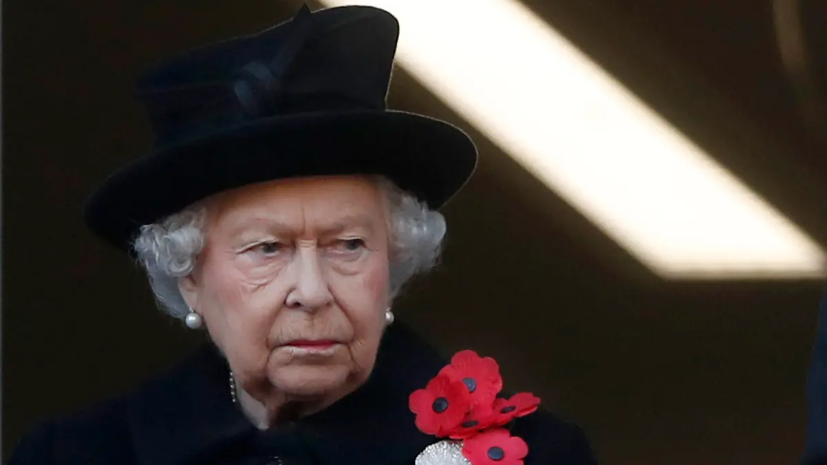 ARCHIV - 11.11.2018, Großbritannien, London: Die britische Königin Elizabeth II. nimmt an der Gedenkfeier zum Volkstrauertag (Remembrance Sunday) auf dem Cenotaph in London teil. Die britische Königin Elizabeth II. hat ihre Teilnahme am traditionellen Weltkriegsgedenken in London am Sonntag abgesagt. Grund dafür seien Rückenprobleme, teilte der Palast mit. Der Termin wäre der erste offizielle Auftritt der 95-Jährigen seit einem Krankenhausaufenthalt im Oktober gewesen. (zu dpa «Queen sagt Teilnahme an Weltkriegsgedenken ab ») Foto: Alastair Grant/AP/dpa +++ dpa-Bildfunk +++