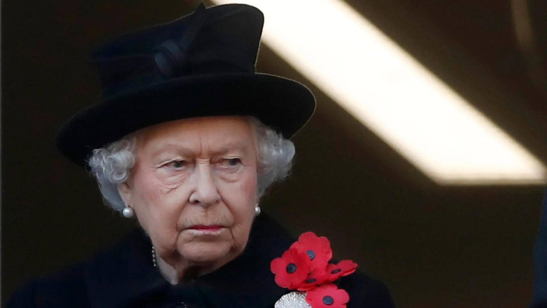 ARCHIV - 11.11.2018, Großbritannien, London: Die britische Königin Elizabeth II. nimmt an der Gedenkfeier zum Volkstrauertag (Remembrance Sunday) auf dem Cenotaph in London teil. Die britische Königin Elizabeth II. hat ihre Teilnahme am traditionellen Weltkriegsgedenken in London am Sonntag abgesagt. Grund dafür seien Rückenprobleme, teilte der Palast mit. Der Termin wäre der erste offizielle Auftritt der 95-Jährigen seit einem Krankenhausaufenthalt im Oktober gewesen. (zu dpa «Queen sagt Teilnahme an Weltkriegsgedenken ab ») Foto: Alastair Grant/AP/dpa +++ dpa-Bildfunk +++