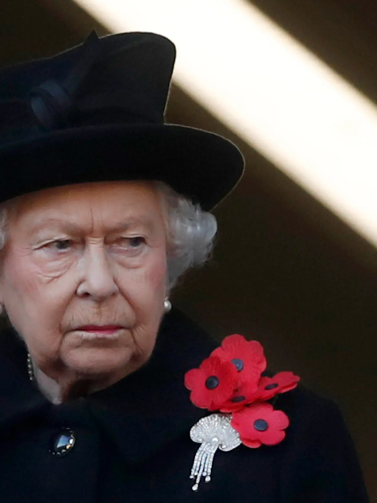 ARCHIV - 11.11.2018, Großbritannien, London: Die britische Königin Elizabeth II. nimmt an der Gedenkfeier zum Volkstrauertag (Remembrance Sunday) auf dem Cenotaph in London teil. Die britische Königin Elizabeth II. hat ihre Teilnahme am traditionellen Weltkriegsgedenken in London am Sonntag abgesagt. Grund dafür seien Rückenprobleme, teilte der Palast mit. Der Termin wäre der erste offizielle Auftritt der 95-Jährigen seit einem Krankenhausaufenthalt im Oktober gewesen. (zu dpa «Queen sagt Teilnahme an Weltkriegsgedenken ab ») Foto: Alastair Grant/AP/dpa +++ dpa-Bildfunk +++
