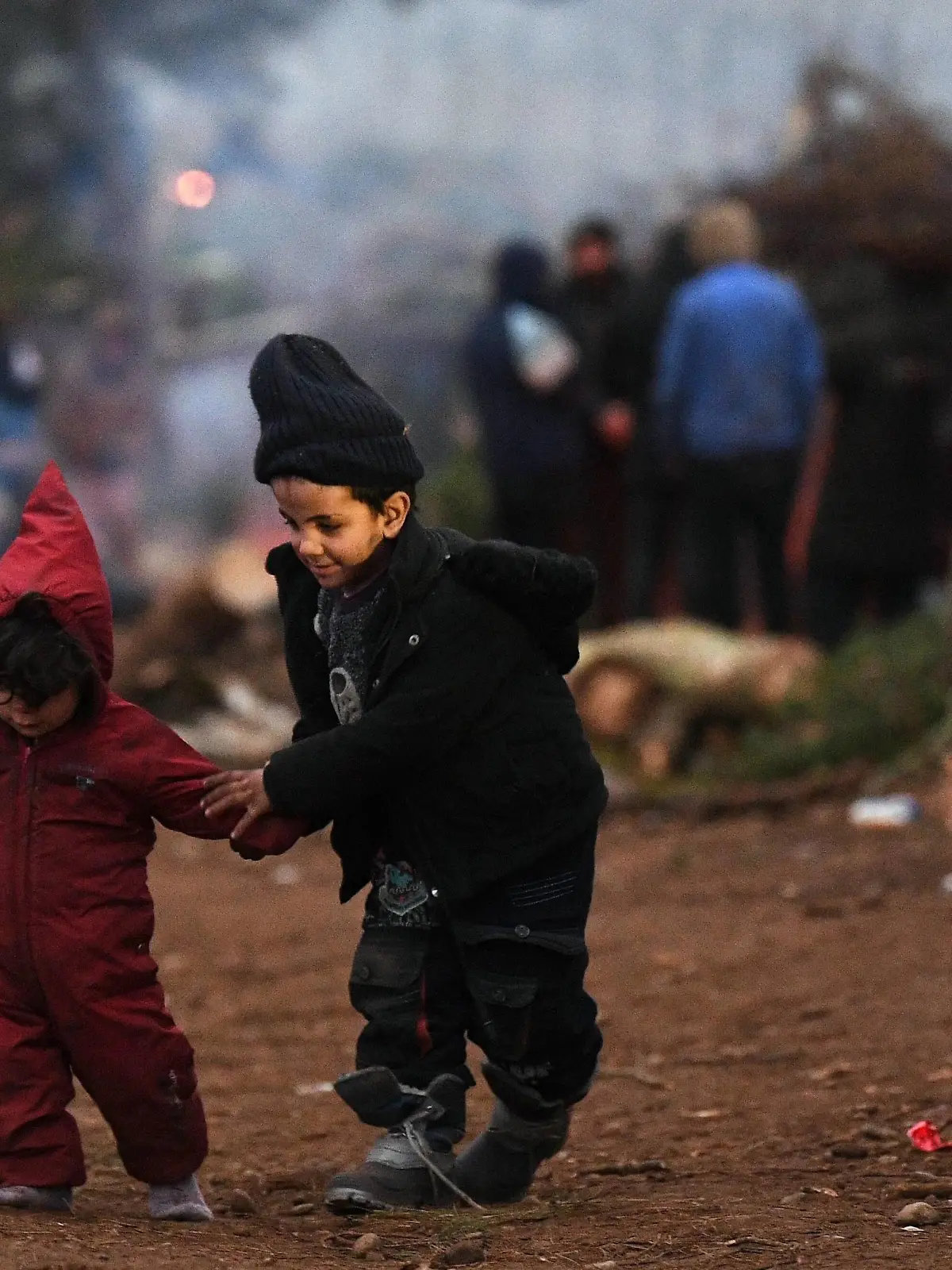  Belarus Poland Border Refugees 6695843 15.11.2021 Refugee children are seen at a migrant camp on the Belarusian-Polish border in Grodno region, Belarus. Migrants from the Middle East and North Africa trapped in Belarus have converged on the border with Poland, where razor wire fences and Polish troops have repeatedly blocked their entry. Viktor Tolochko / Sputnik Grodno Region Belarus PUBLICATIONxINxGERxSUIxAUTxONLY Copyright: xViktorxTolochkox