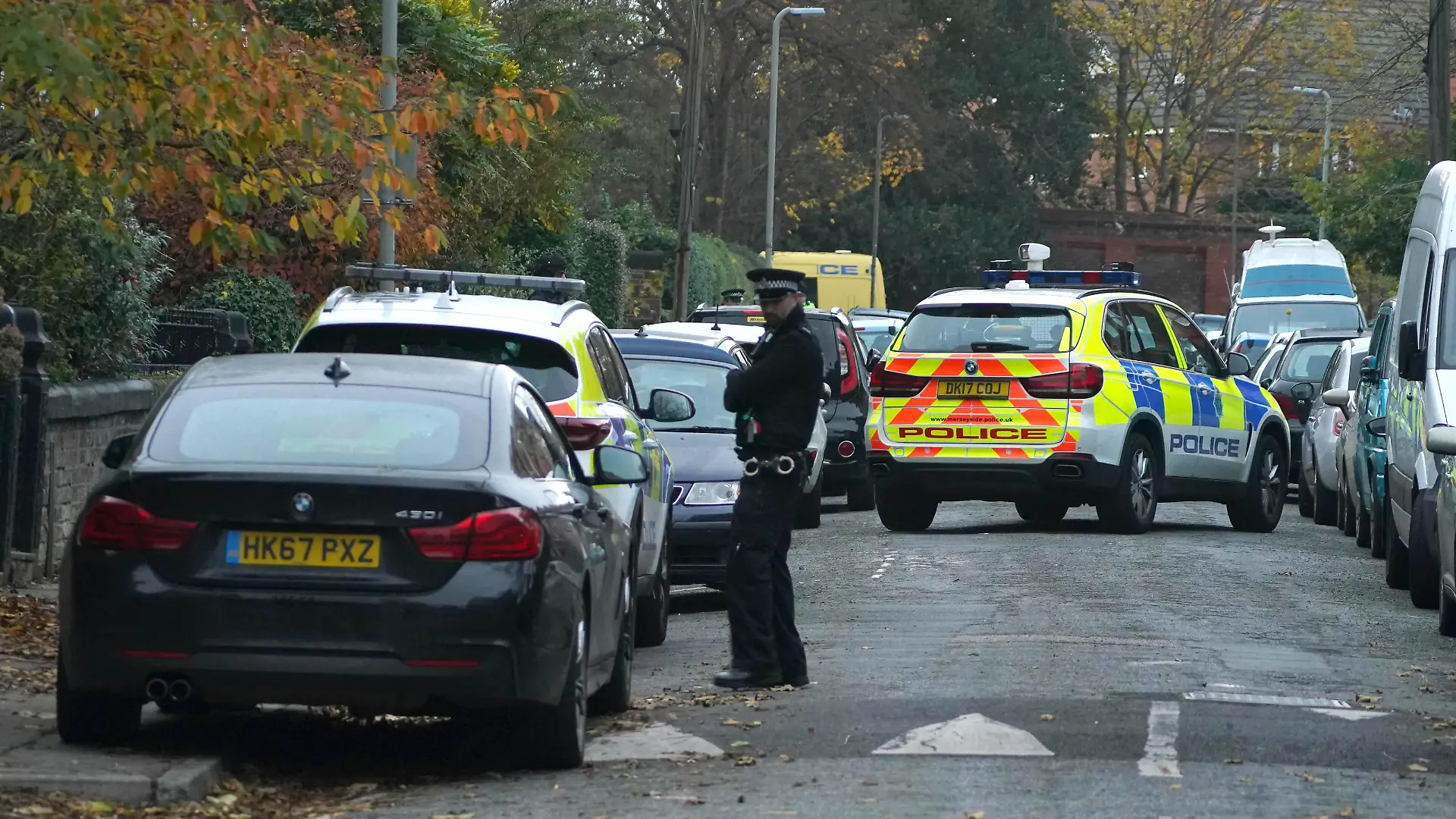 November 14, 2021, Liverpool, UK: Armed police at an address in Liverpool after an explosion at Liverpool Womens Hospital killed one person and injured another. Picture date: Sunday November 14, 2021. Liverpool UK PUBLICATIONxINxGERxSUIxAUTxONLY - ZUMAp134 20211114_zba_p134_448 Copyright: xPeterxByrnex